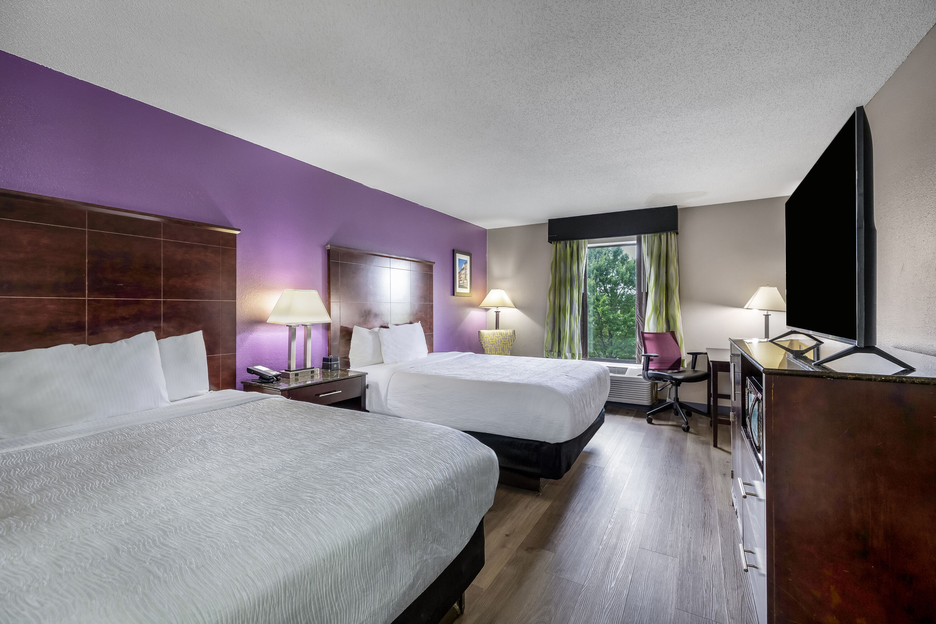 Queen bed guest room at the La Quinta Inn & Suites by Wyndham Louisville East in Louisville, Kentucky