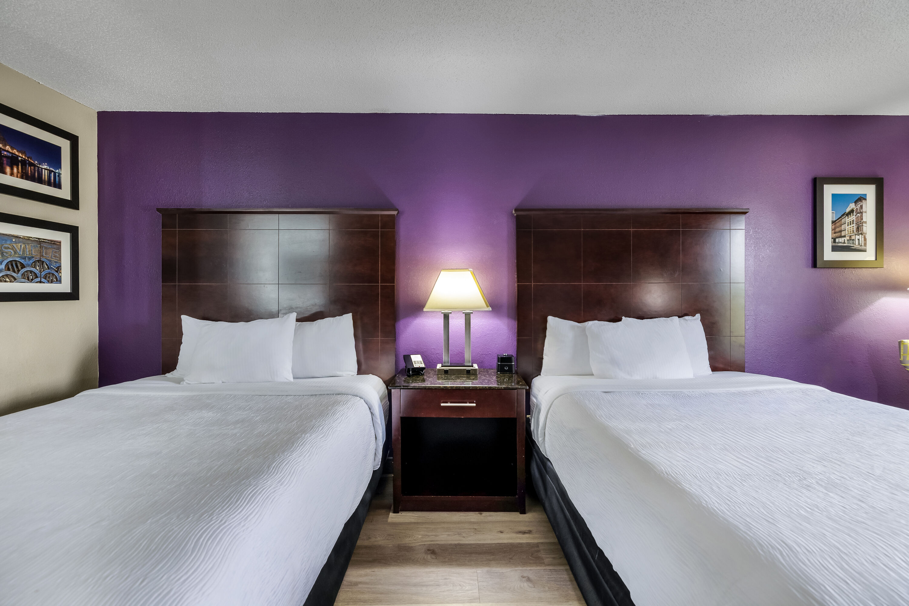 Queen bed guest room at the La Quinta Inn & Suites by Wyndham Louisville East in Louisville, Kentucky