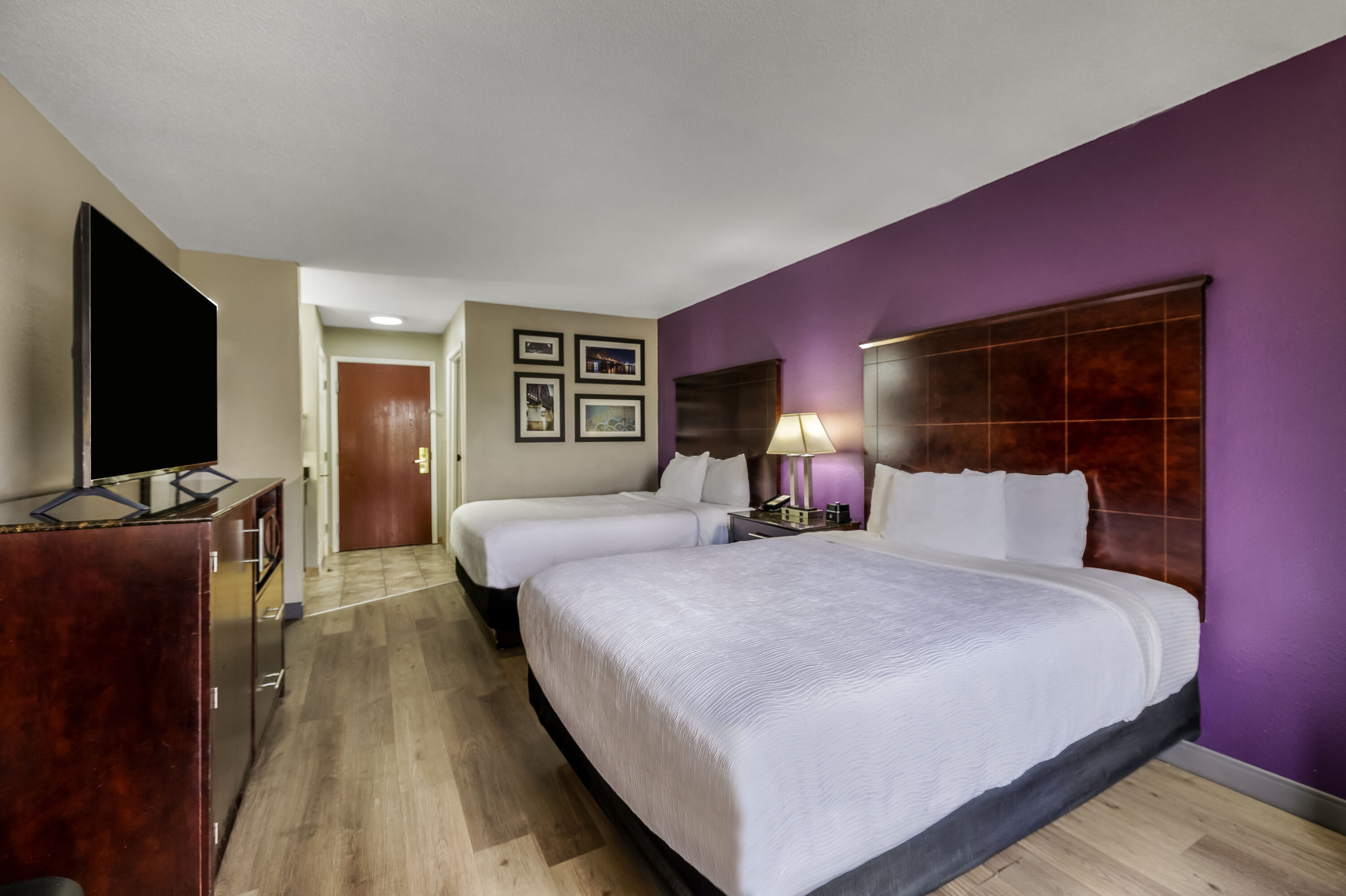 Queen bed guest room at the La Quinta Inn & Suites by Wyndham Louisville East in Louisville, Kentucky