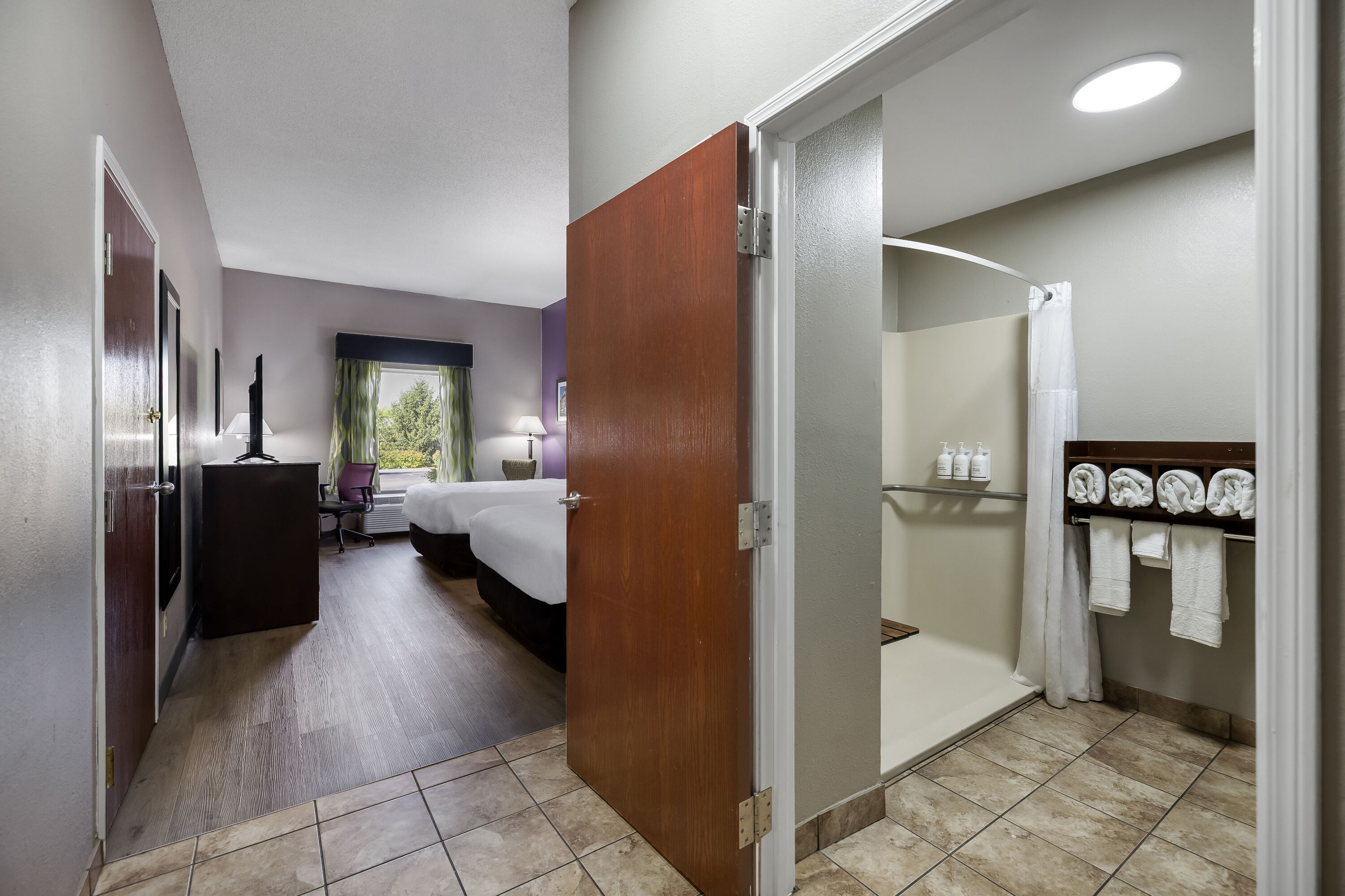 Queen bed guest room at the La Quinta Inn & Suites by Wyndham Louisville East in Louisville, Kentucky