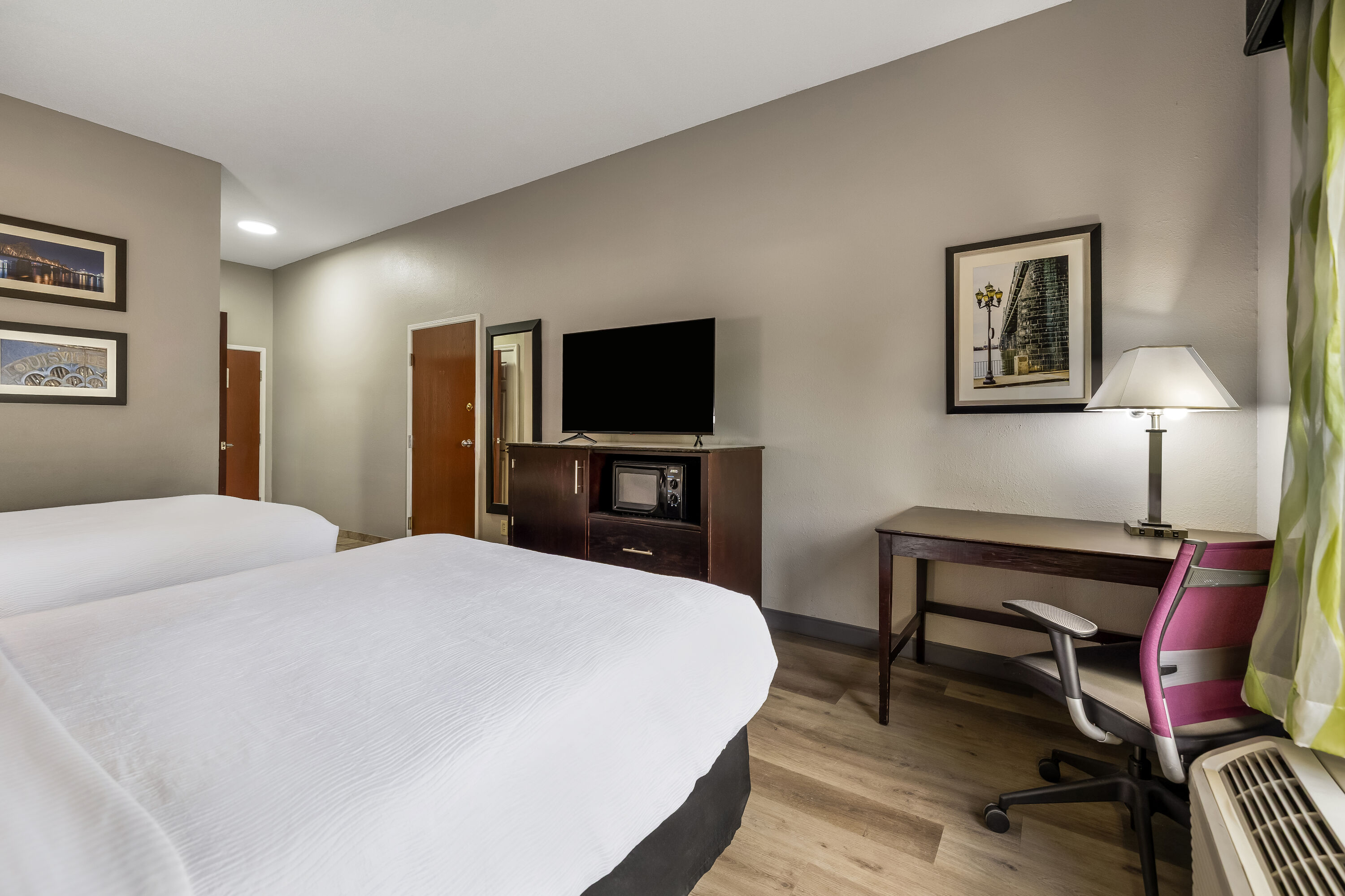 Queen bed guest room at the La Quinta Inn & Suites by Wyndham Louisville East in Louisville, Kentucky