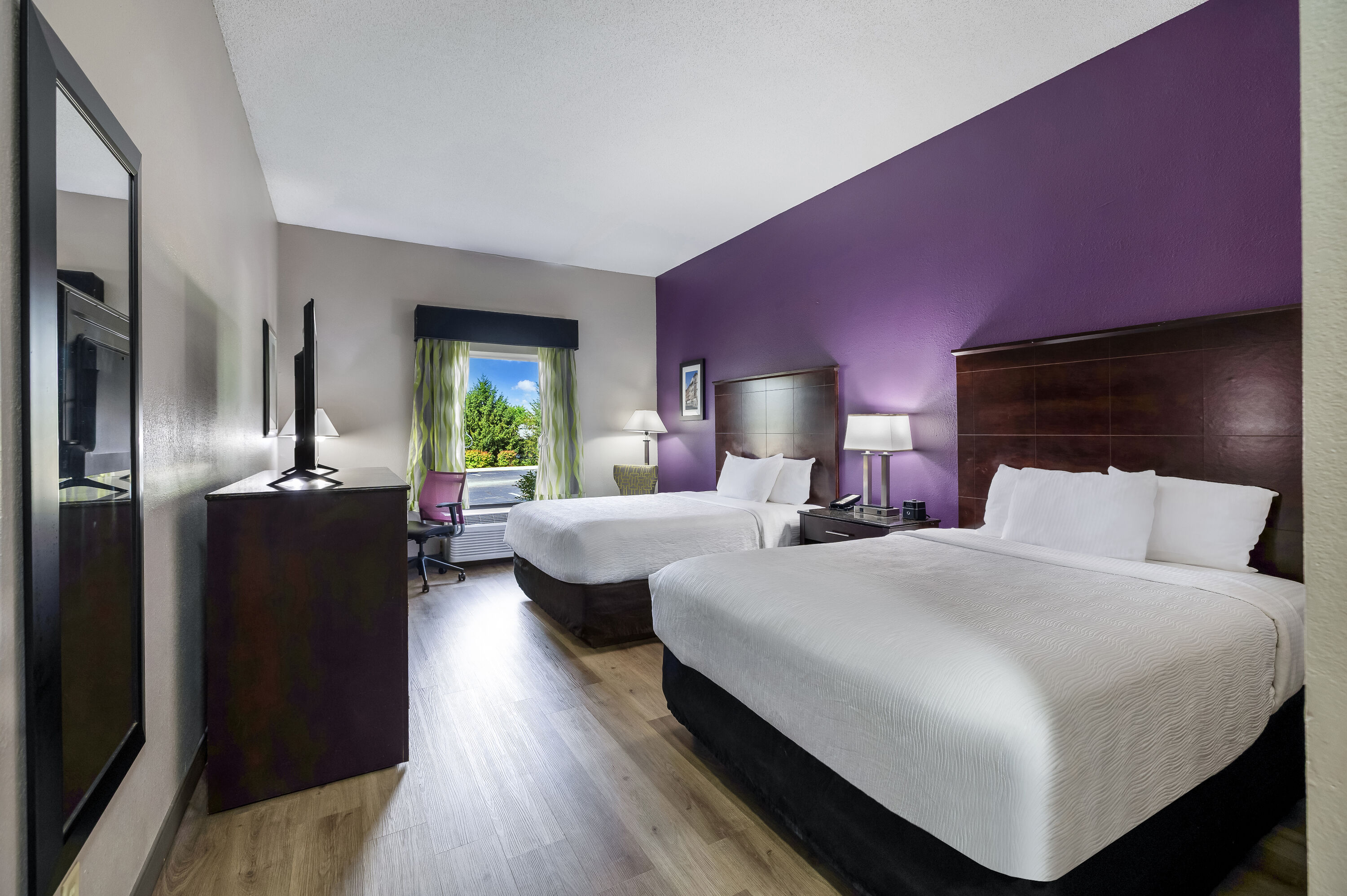 Queen bed guest room at the La Quinta Inn & Suites by Wyndham Louisville East in Louisville, Kentucky