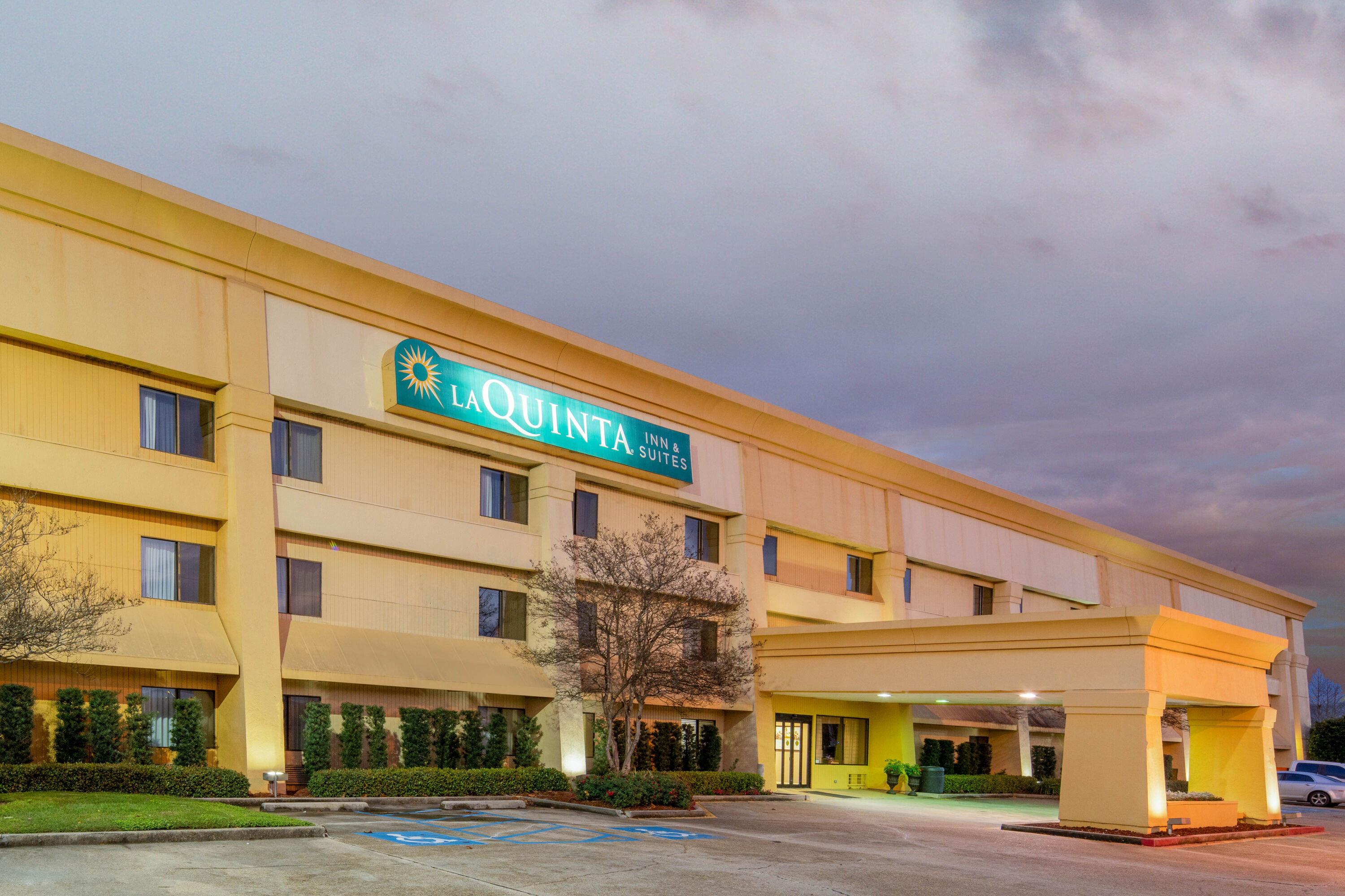 Exterior Dusk Image of La Quinta Inn & Suites by Wyndham Baton Rouge Siegen Lane hotel in Baton Rouge, Louisiana