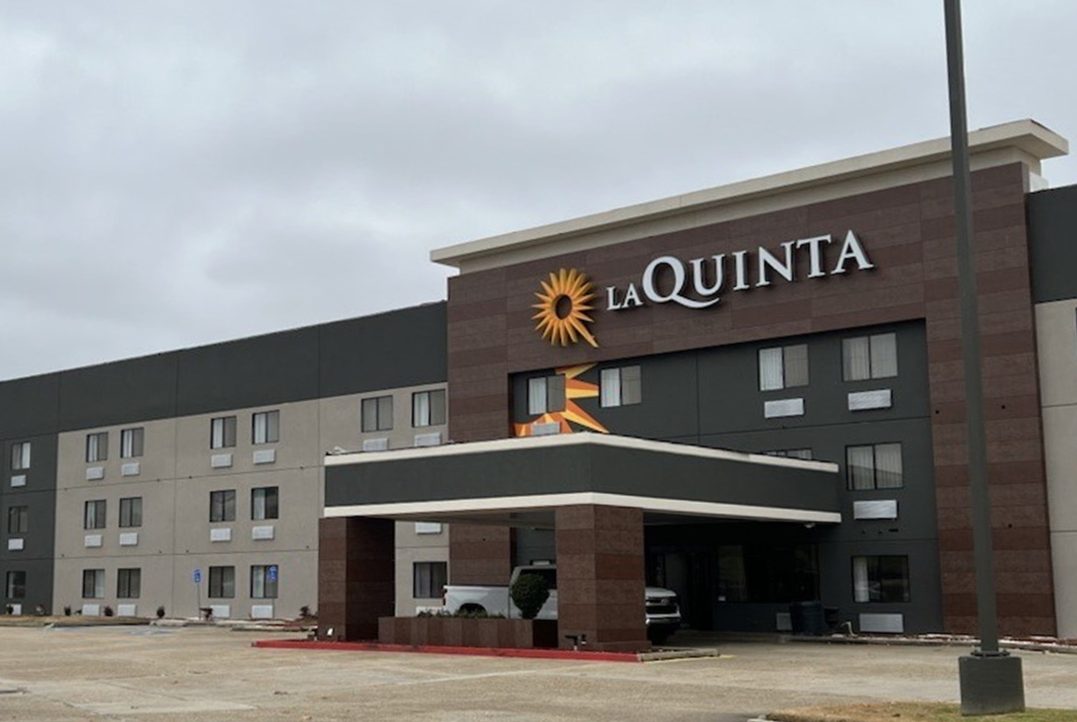 Exterior of La Quinta Inn & Suites by Wyndham Baton Rouge Siegen Lane hotel in Baton Rouge, Louisiana