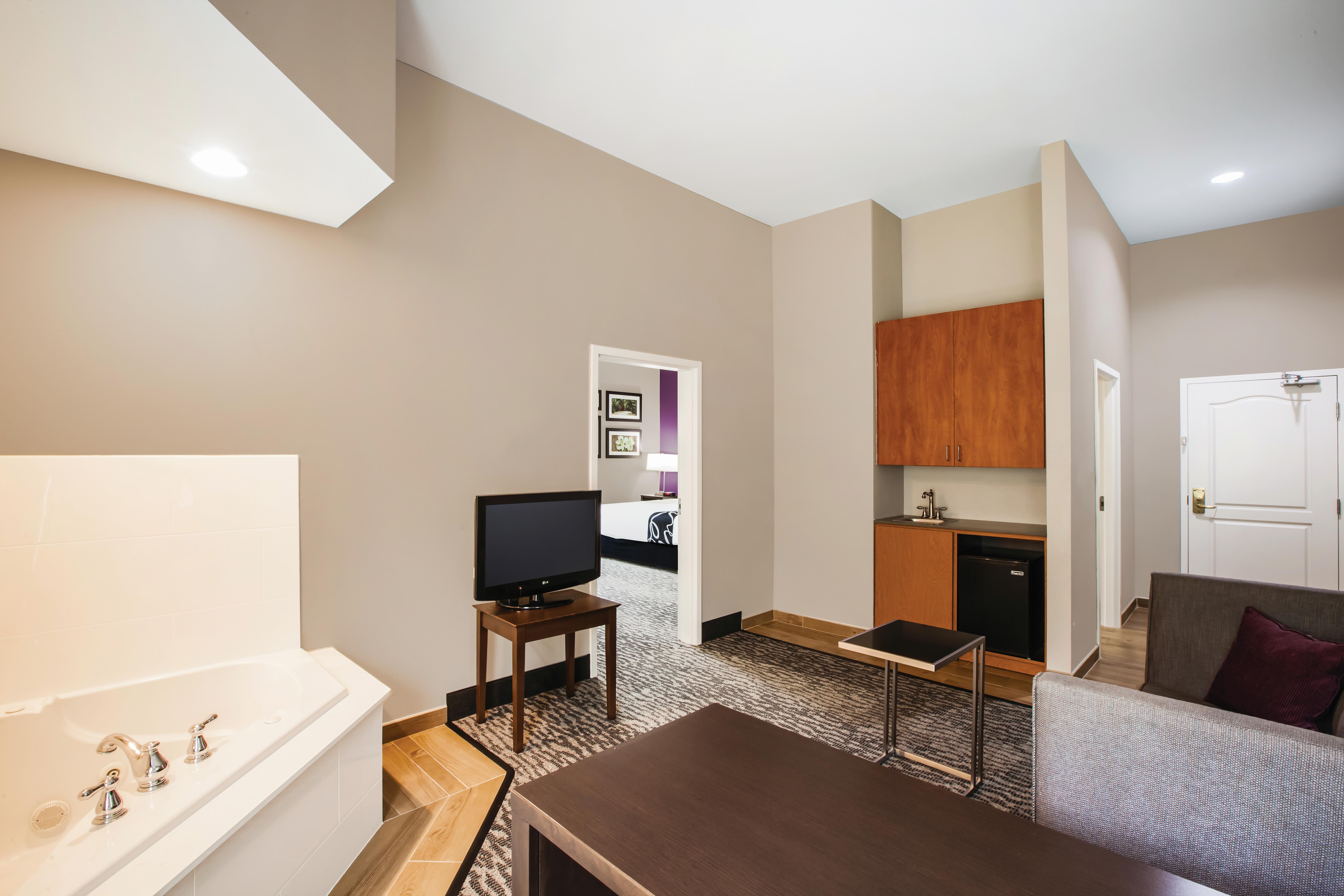 La Quinta Inn & Suites by Wyndham Baton Rouge Denham Springs suite in Baton Rouge, Louisiana