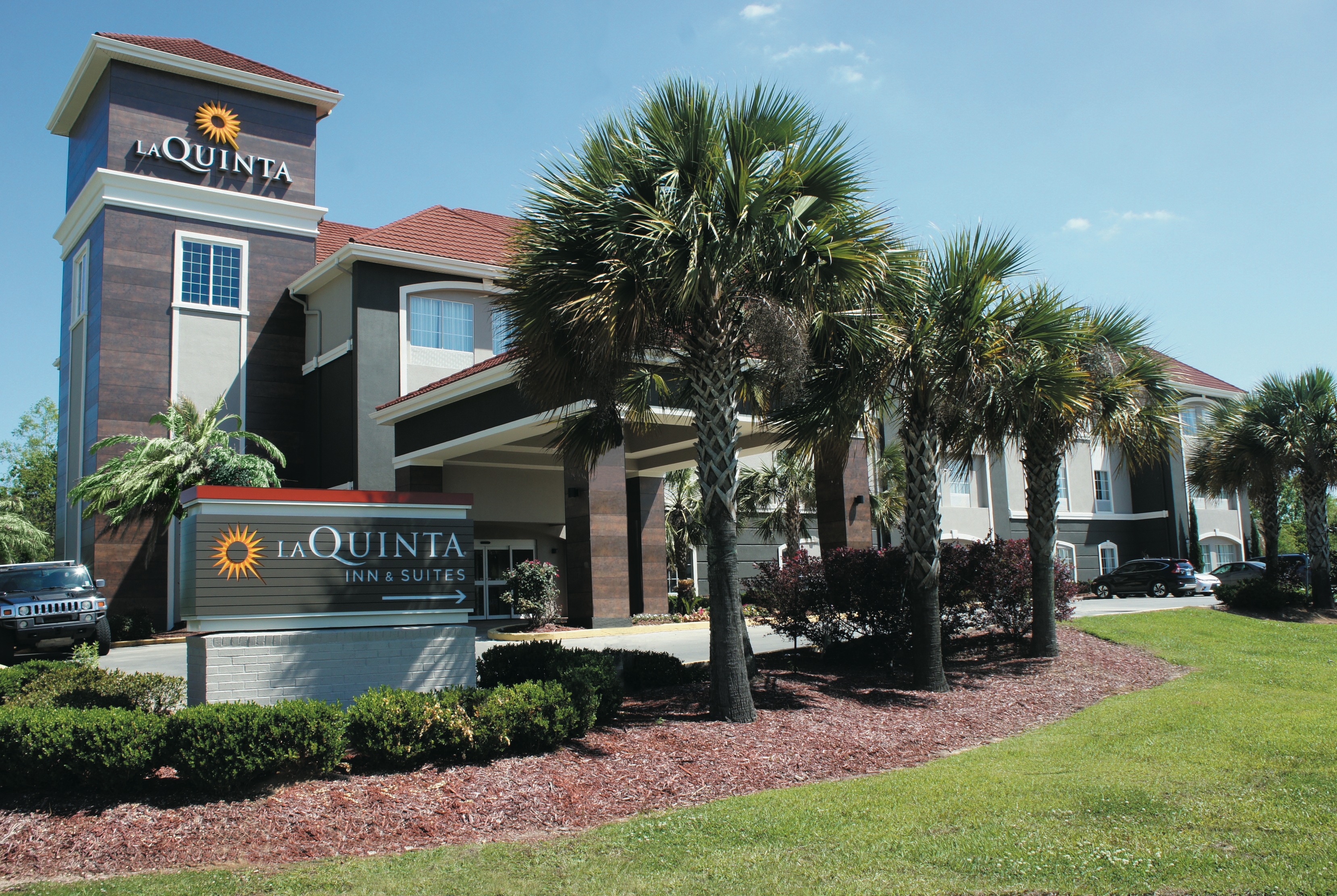 Exterior of La Quinta Inn & Suites by Wyndham Baton Rouge Denham Springs hotel in Baton Rouge, Louisiana