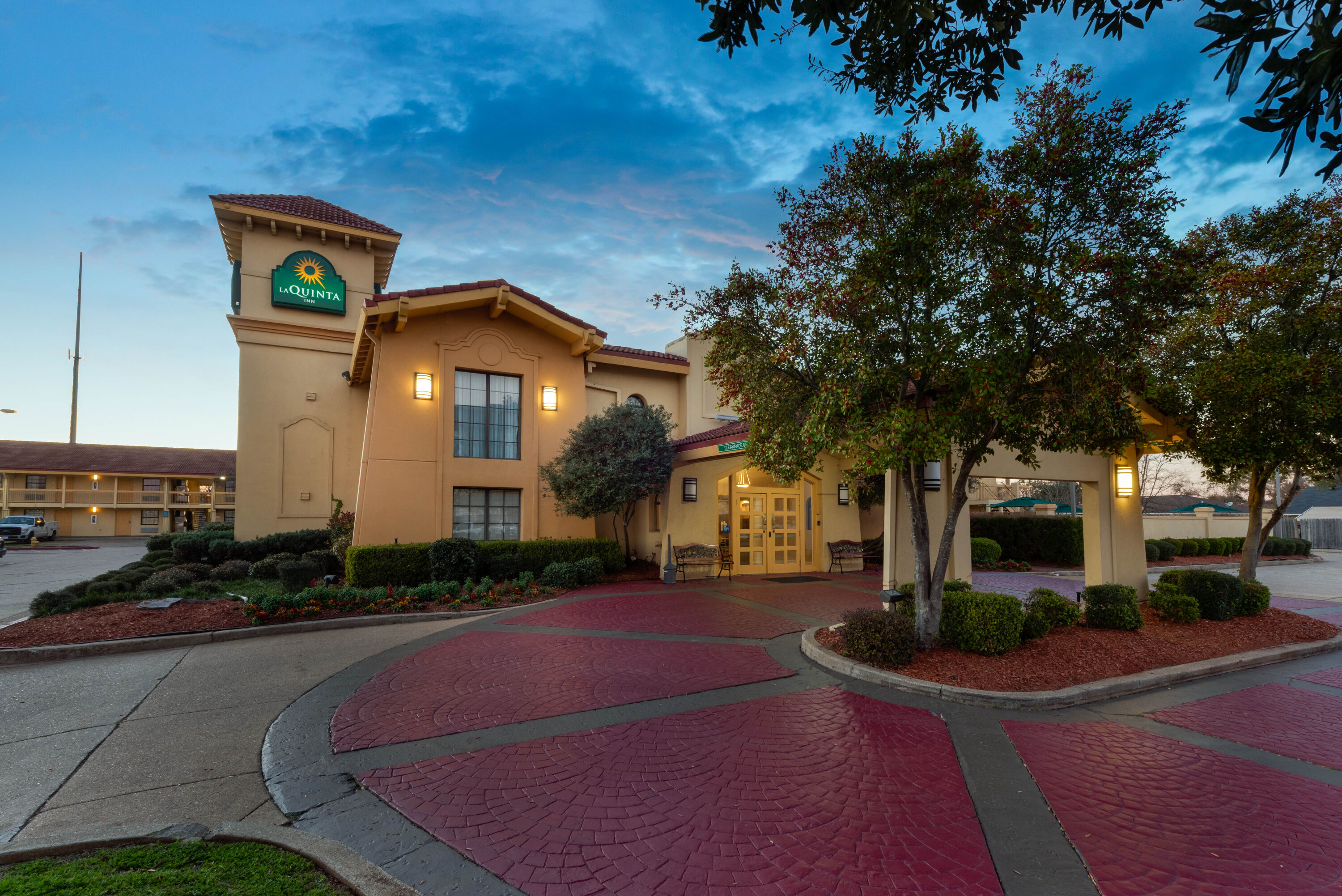Exterior Dusk Image of La Quinta Inn by Wyndham Bossier City hotel in Bossier City, Louisiana