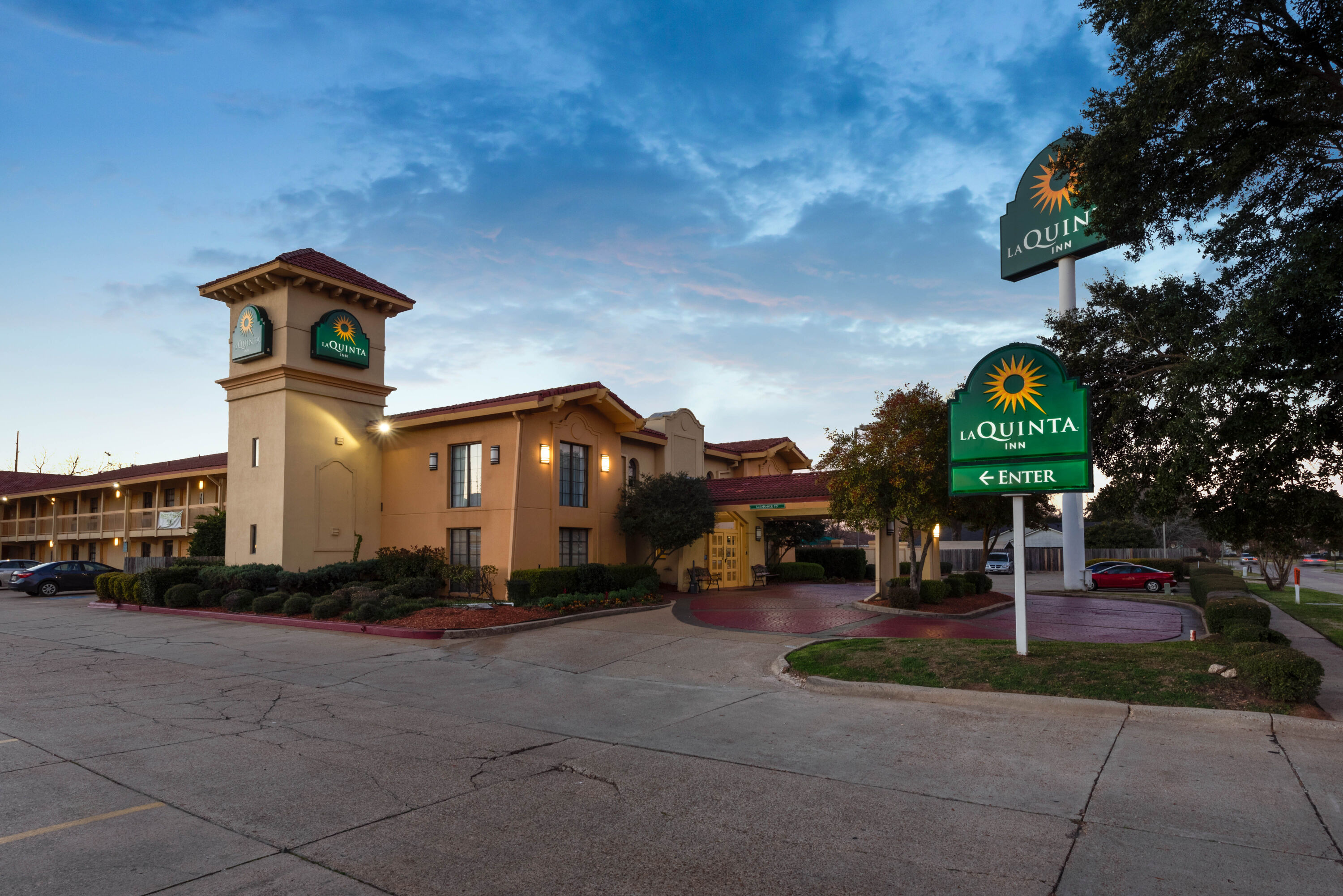 Exterior Dusk Image of La Quinta Inn by Wyndham Bossier City hotel in Bossier City, Louisiana