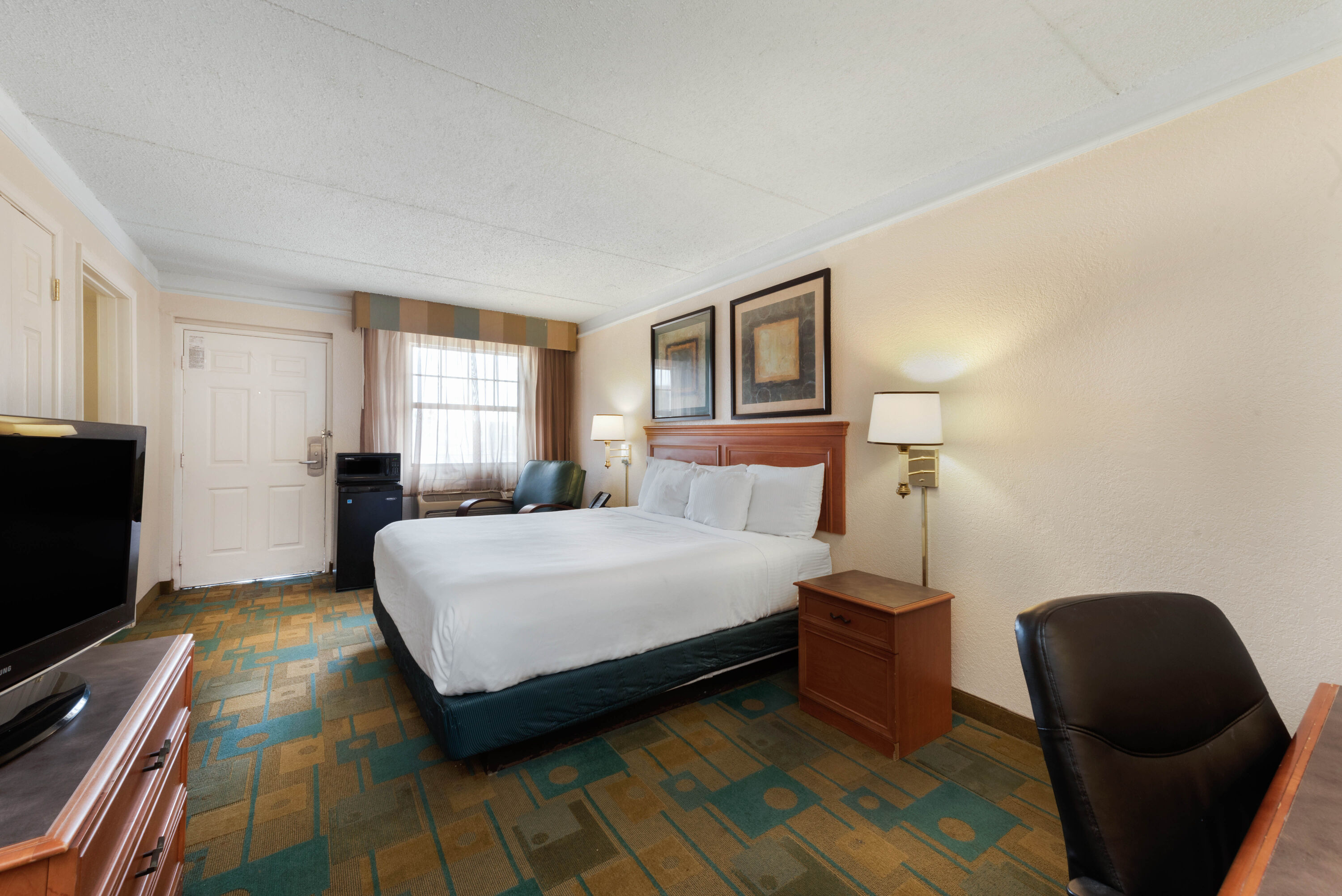 Guest room at the La Quinta Inn by Wyndham Bossier City in Bossier City, Louisiana