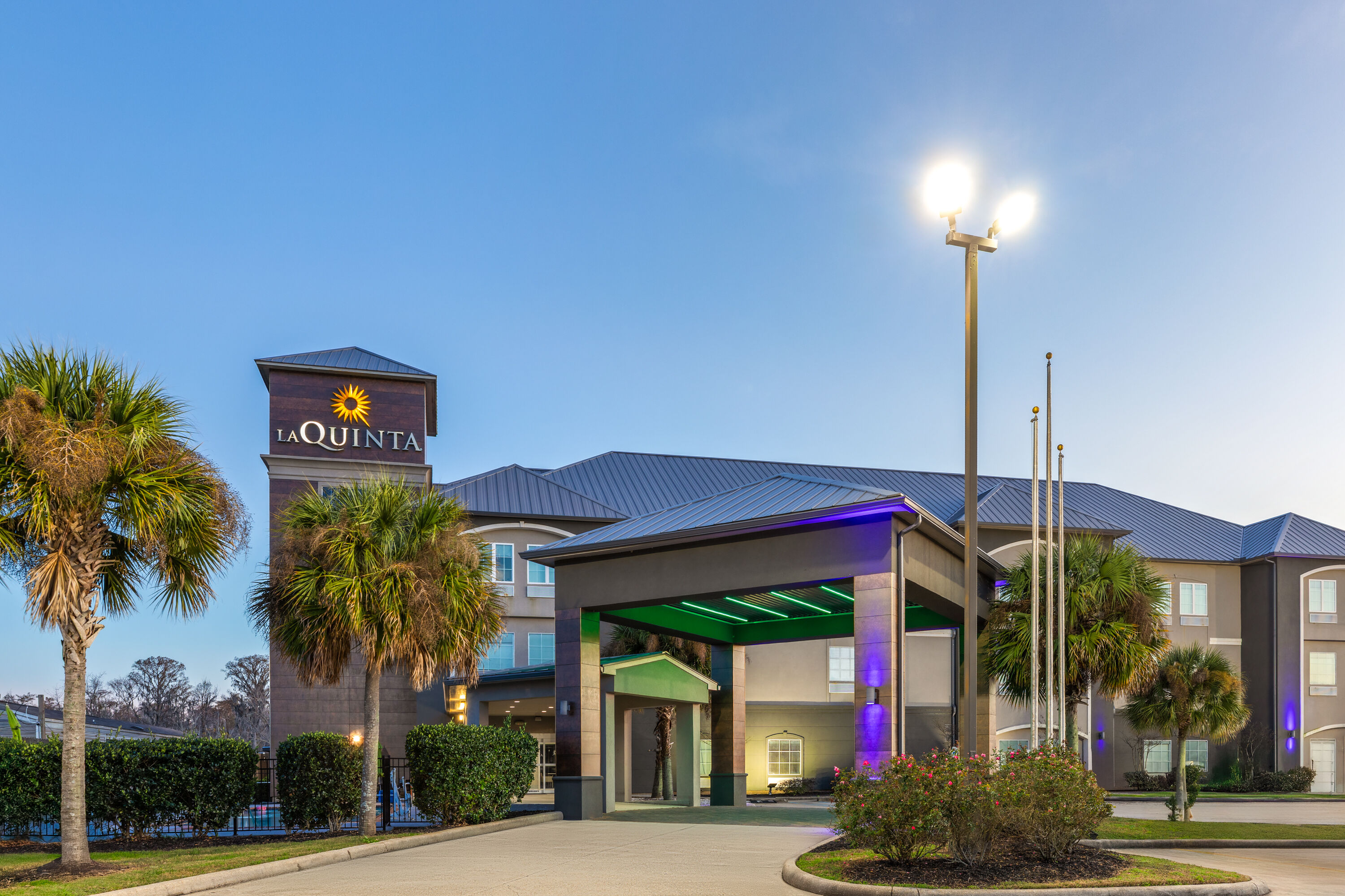 Exterior Dusk Image of La Quinta Inn & Suites by Wyndham Boutte hotel in Boutte, Louisiana