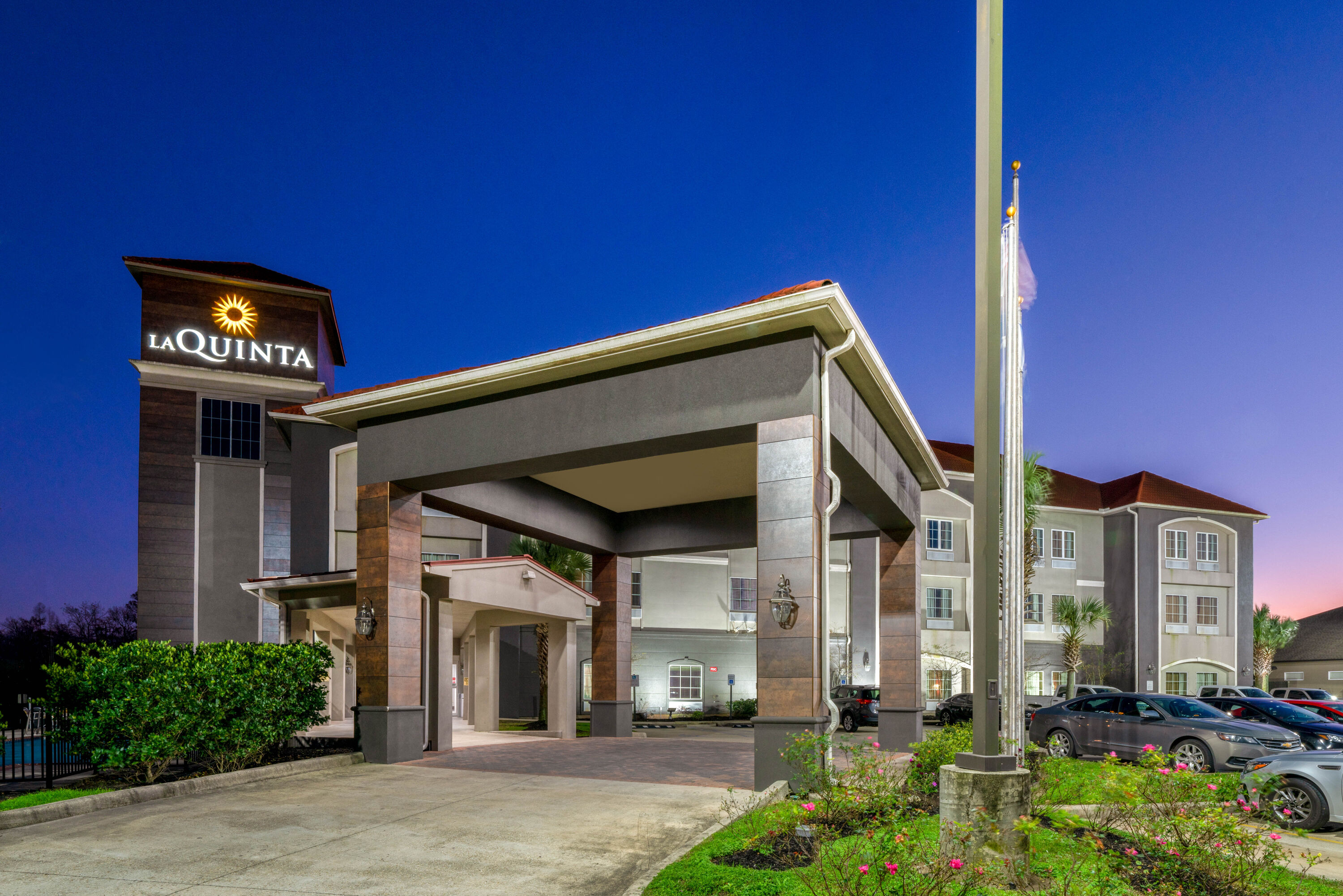 Exterior Night Image of La Quinta Inn & Suites by Wyndham Boutte hotel in Boutte, Louisiana