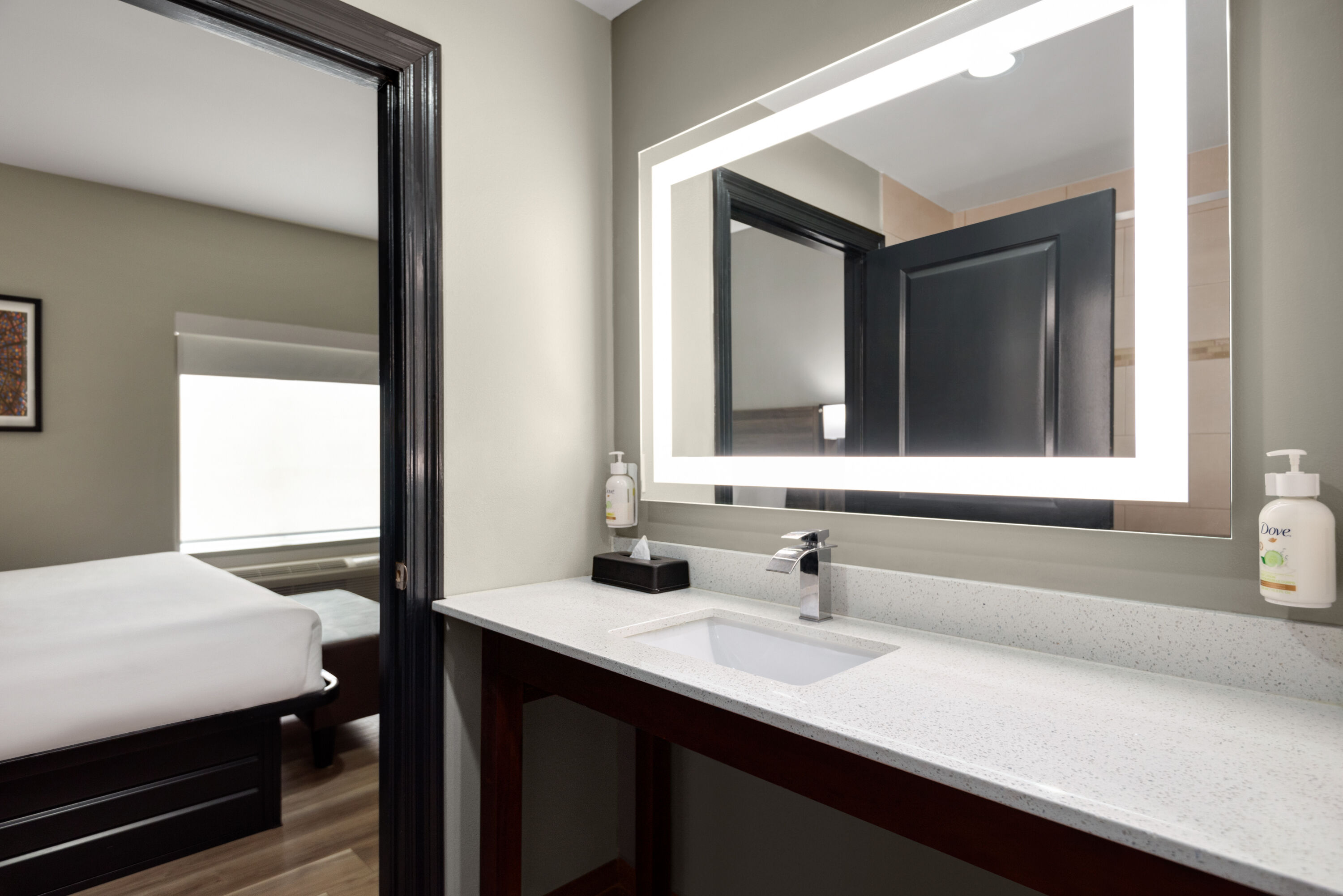 Guest room bath at the La Quinta Inn & Suites by Wyndham Gonzales LA in Gonzales, Louisiana