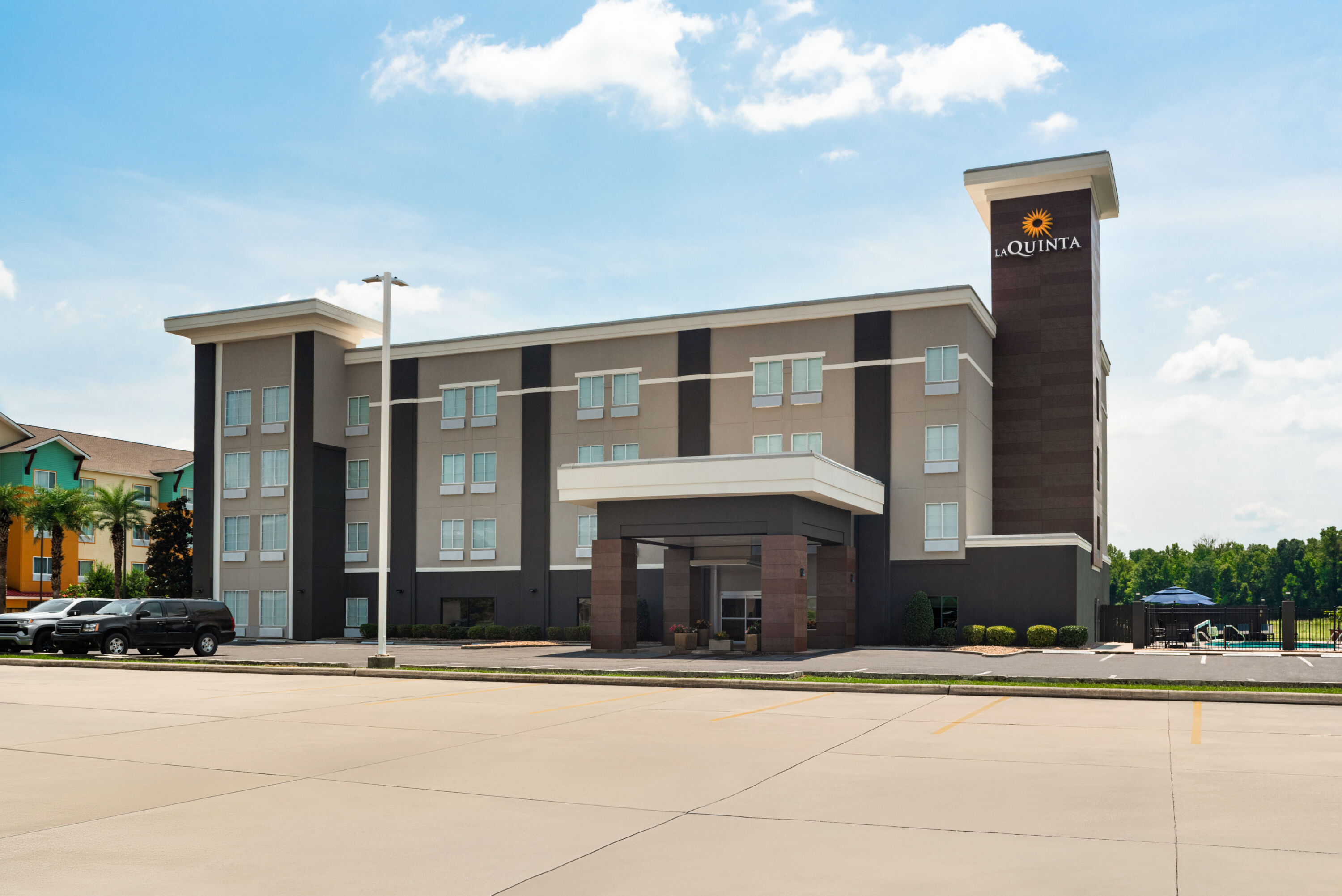 Exterior of La Quinta Inn & Suites by Wyndham Gonzales LA hotel in Gonzales, Louisiana