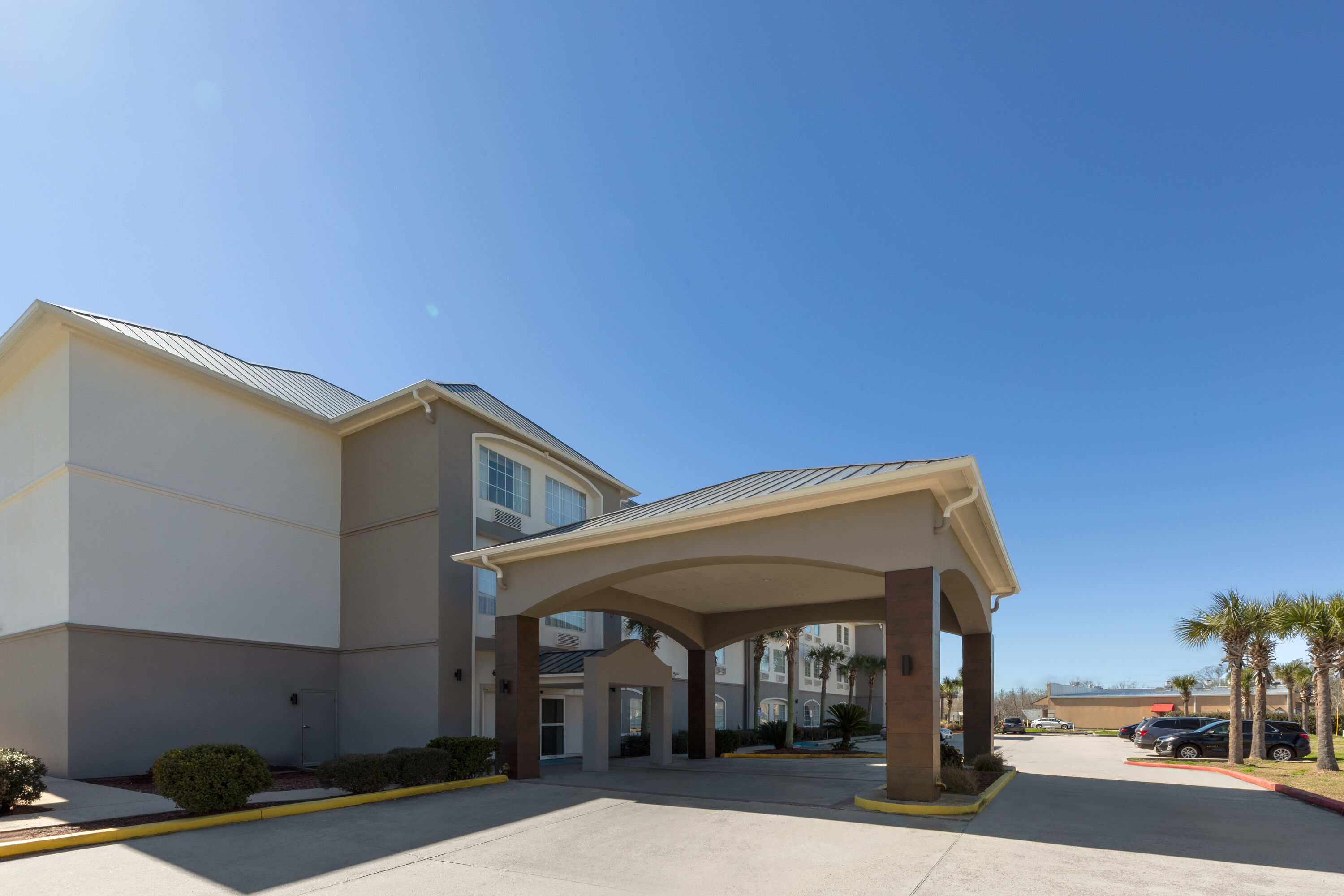 Exterior Day Image of La Quinta Inn & Suites by Wyndham Houma hotel in Houma, Louisiana
