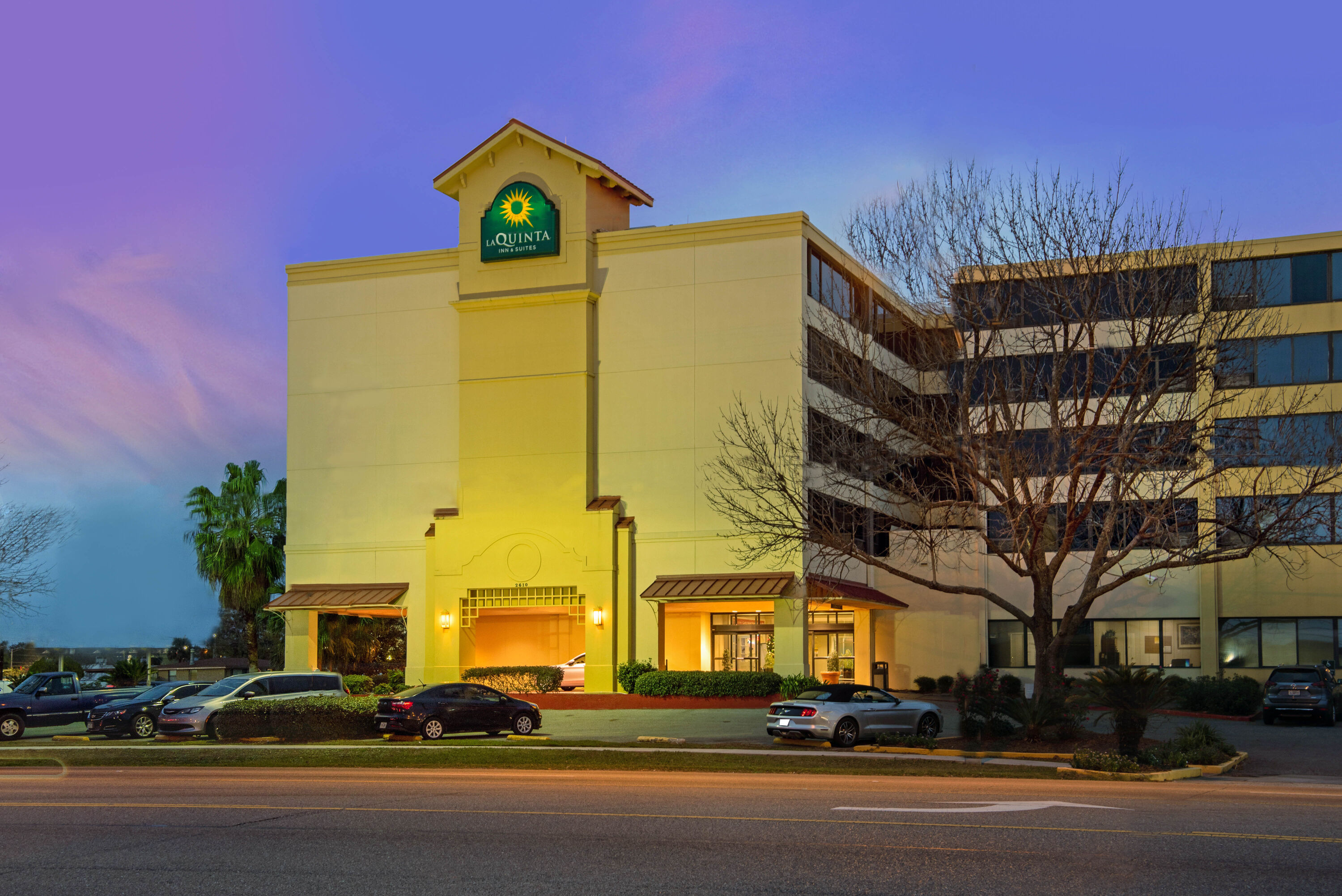 Exterior of La Quinta Inn & Suites by Wyndham New Orleans Airport hotel in Kenner, Louisiana