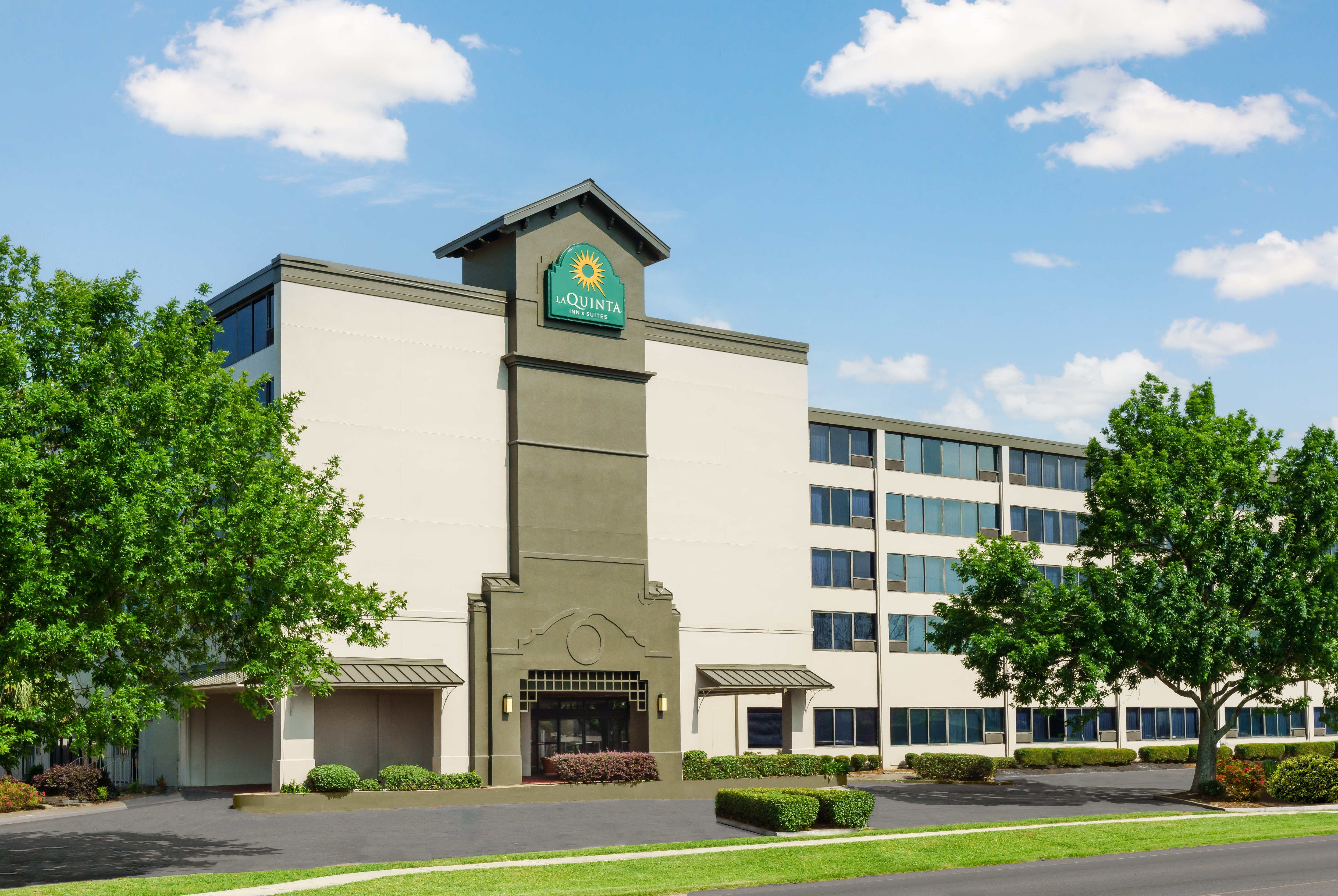 Exterior of La Quinta Inn & Suites by Wyndham New Orleans Airport hotel in Kenner, Louisiana