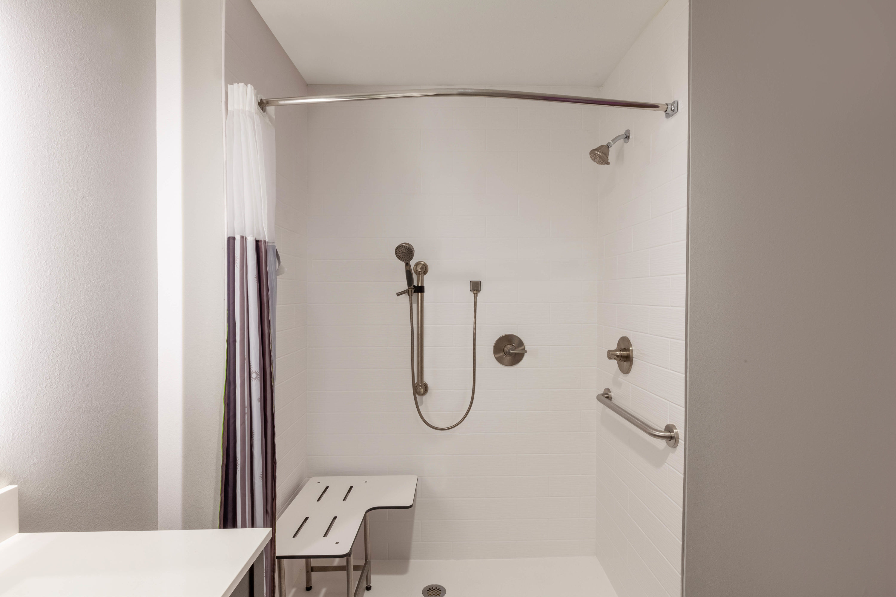 Guest room bath at the La Quinta Inn & Suites by Wyndham Lafayette Oil Center in Lafayette, Louisiana