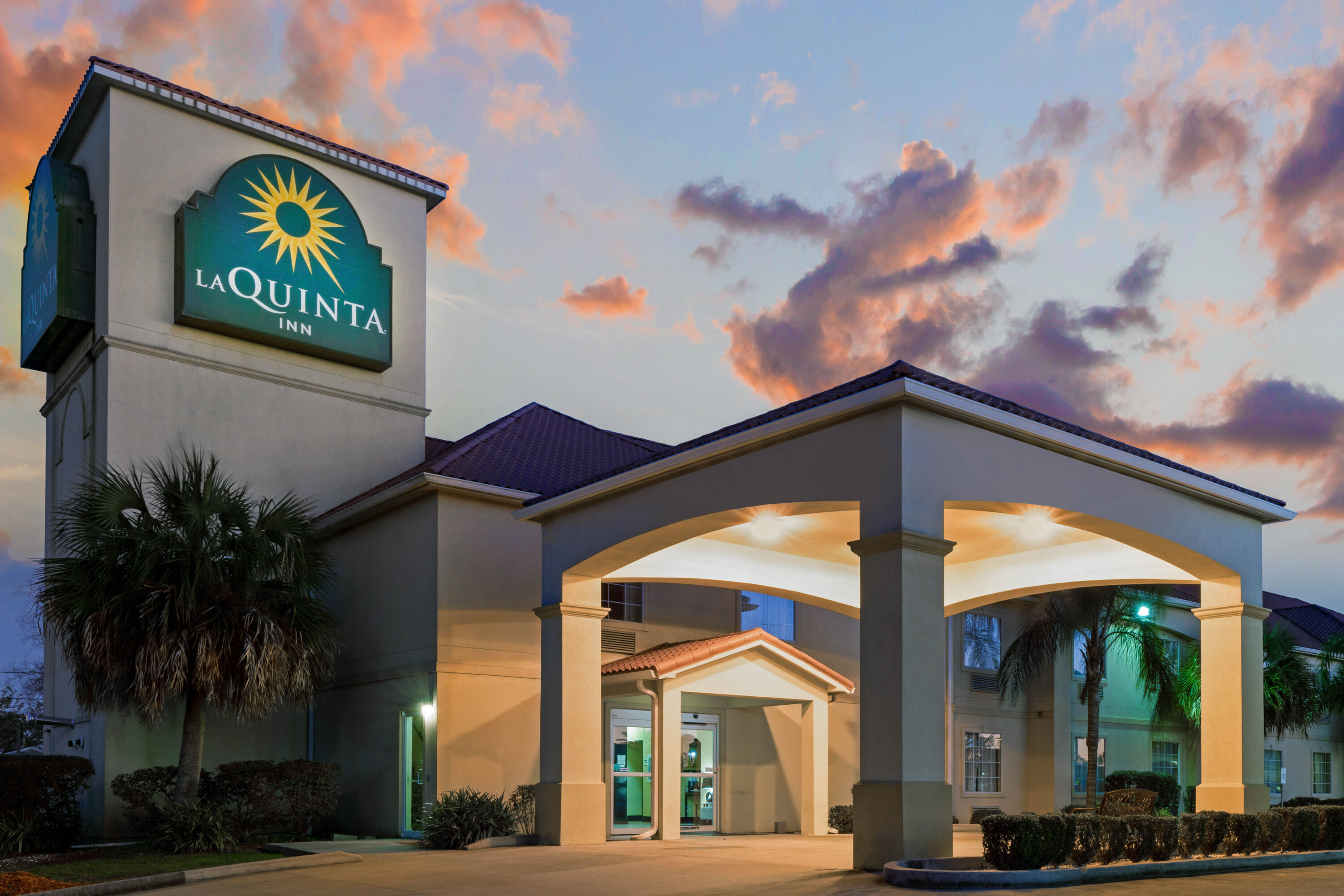 Exterior Dusk Image of La Quinta Inn & Suites by Wyndham Morgan City hotel in Morgan City, Louisiana