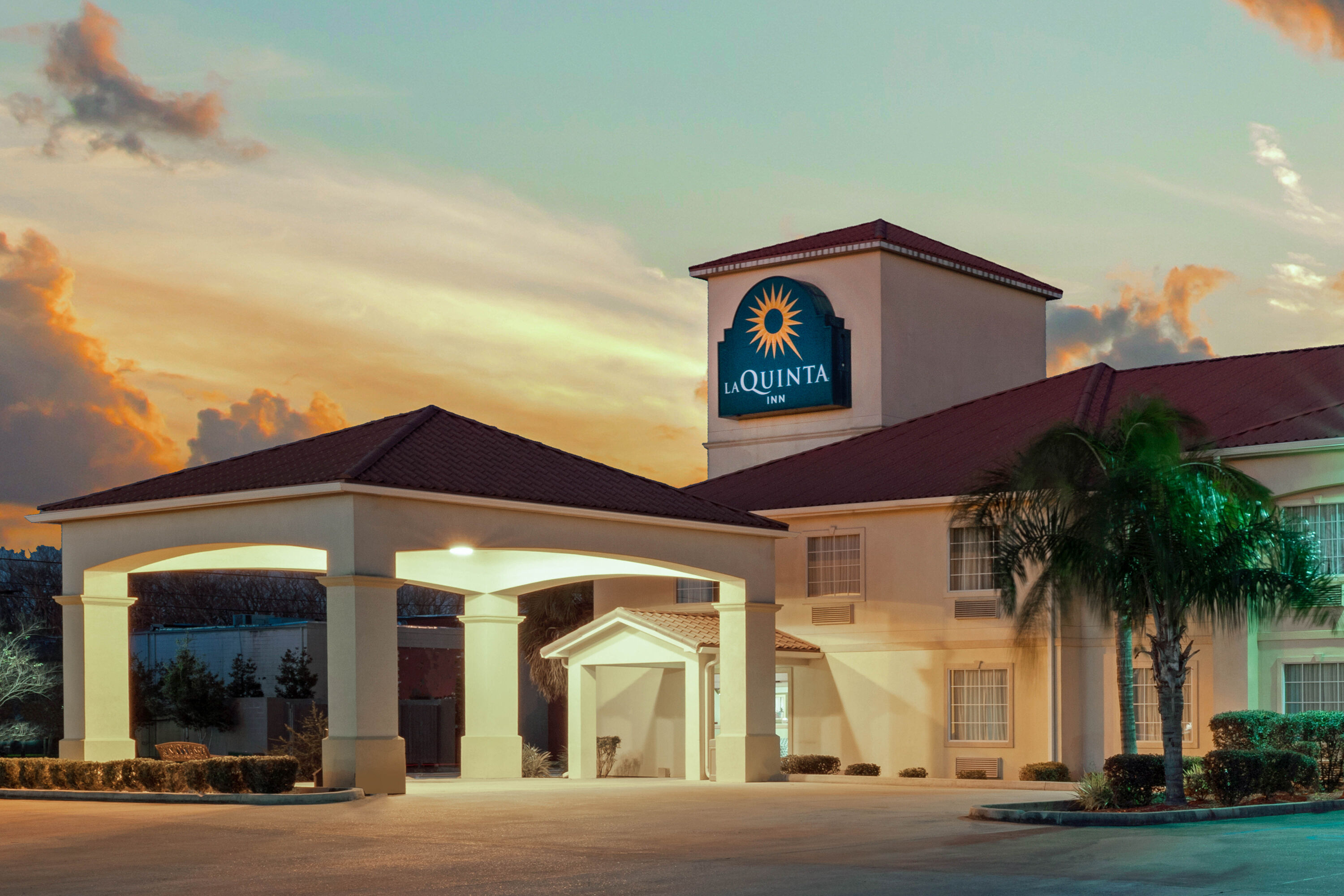 Exterior Dusk Image of La Quinta Inn & Suites by Wyndham Morgan City hotel in Morgan City, Louisiana