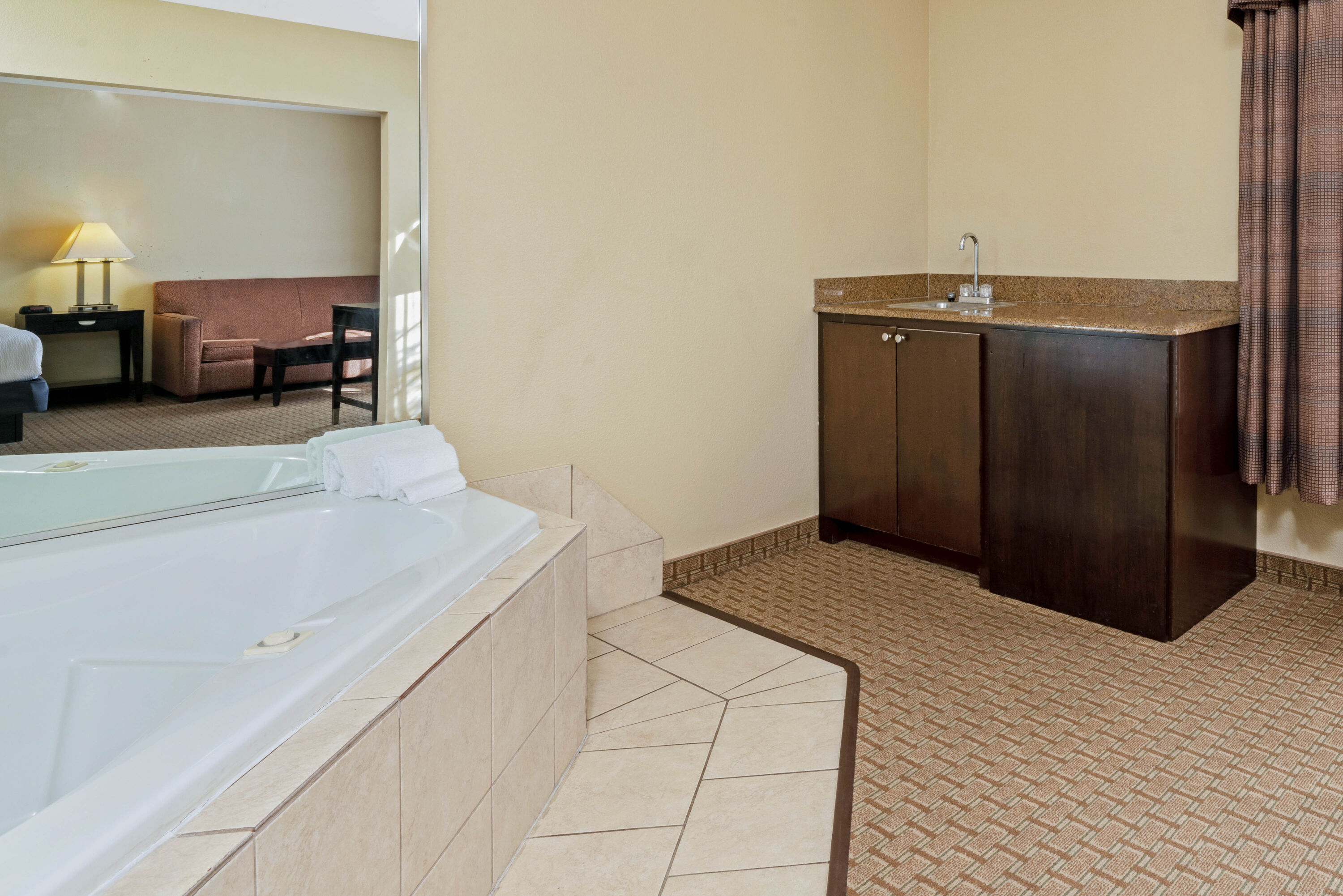 La Quinta Inn & Suites by Wyndham Morgan City suite in Morgan City, Louisiana