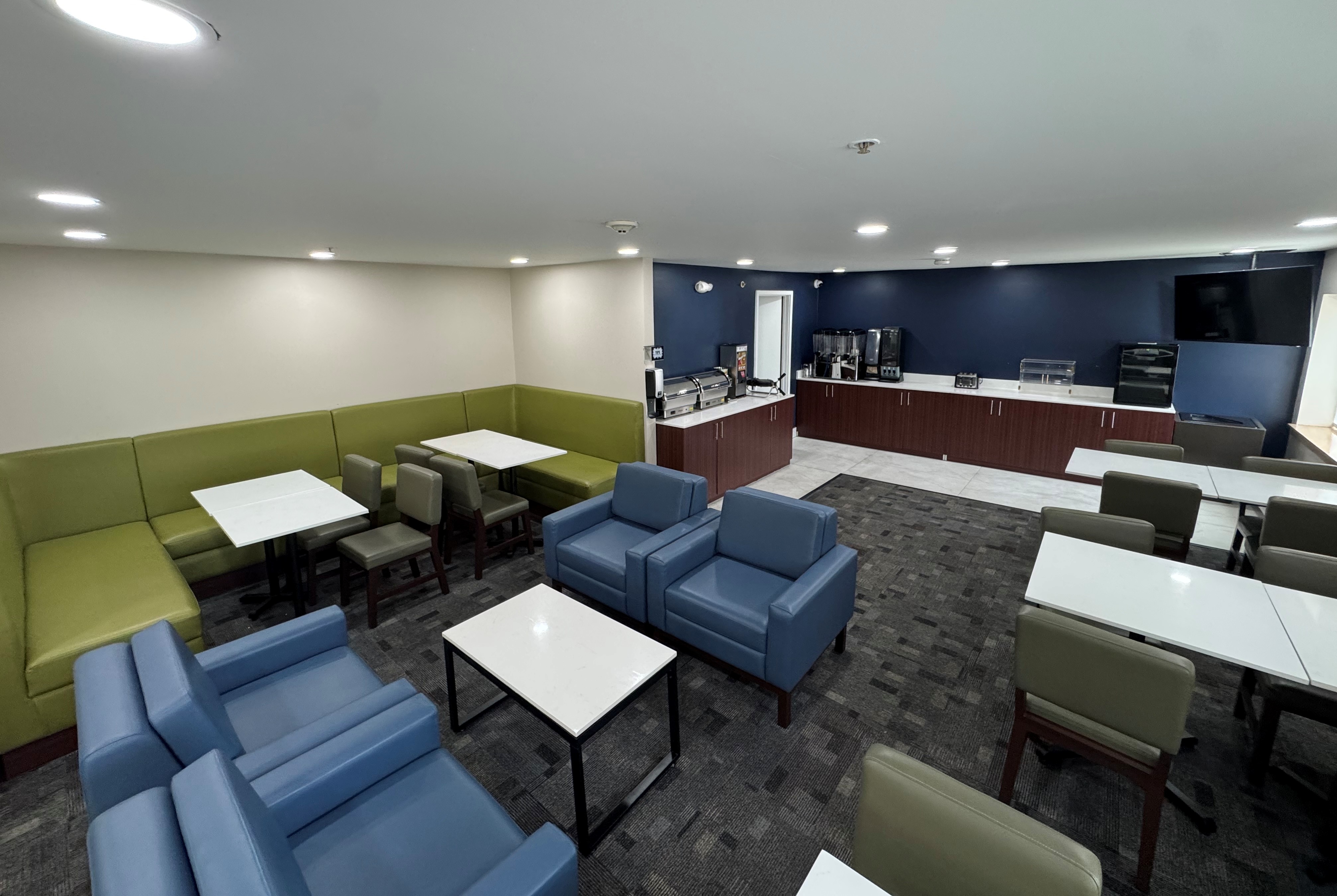 La Quinta Inn by Wyndham Auburn Worcester restaurant breakfast area with seating in Auburn, Massachusetts