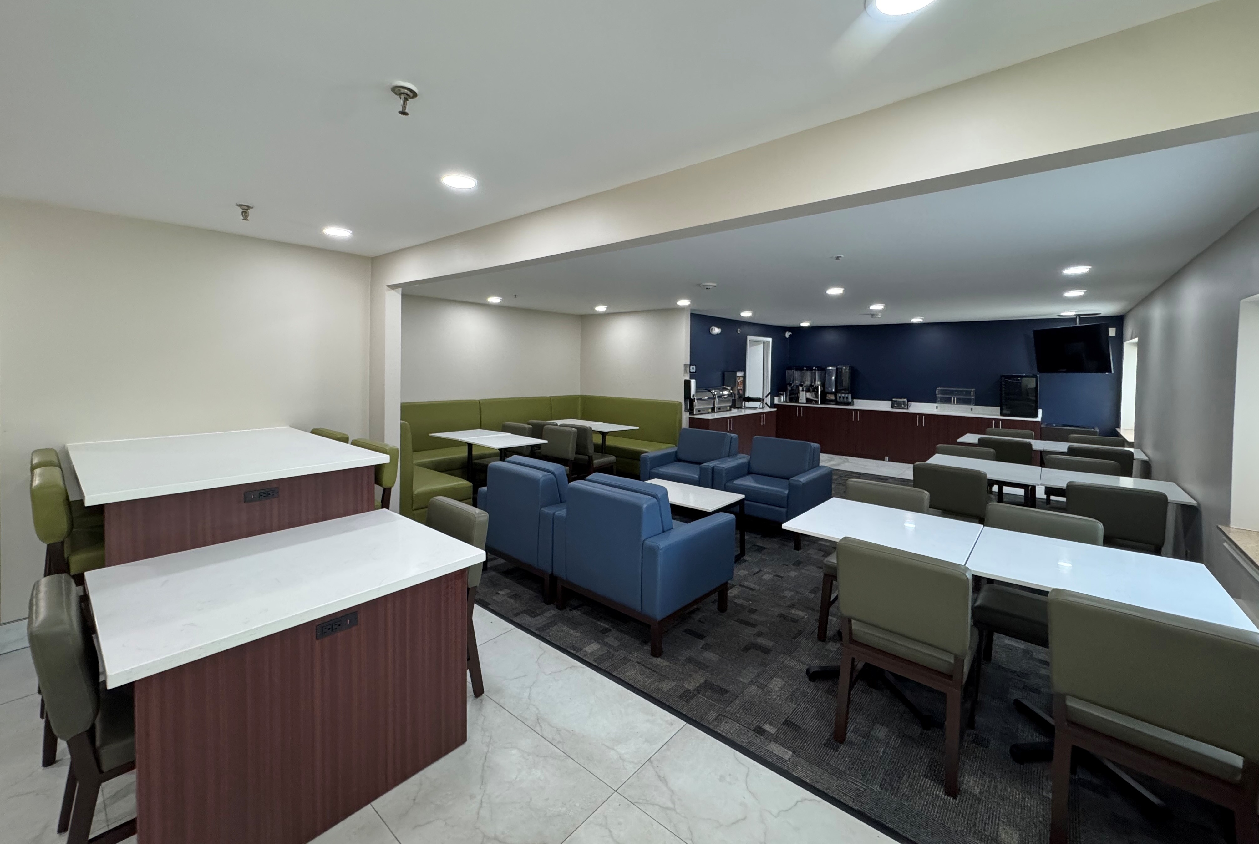 La Quinta Inn by Wyndham Auburn Worcester restaurant breakfast area with seating in Auburn, Massachusetts