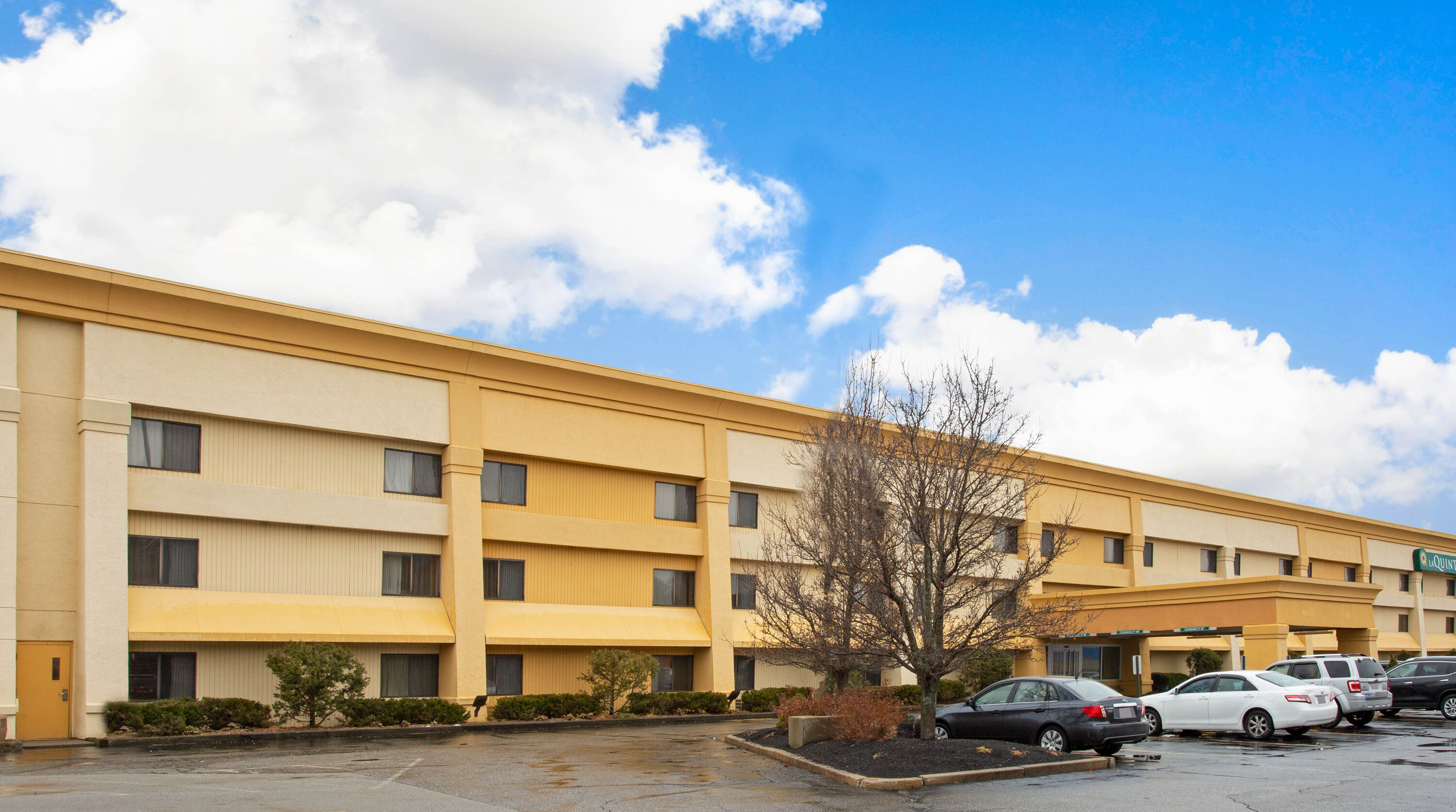 Exterior Day Image of La Quinta Inn by Wyndham Auburn Worcester hotel in Auburn, Massachusetts
