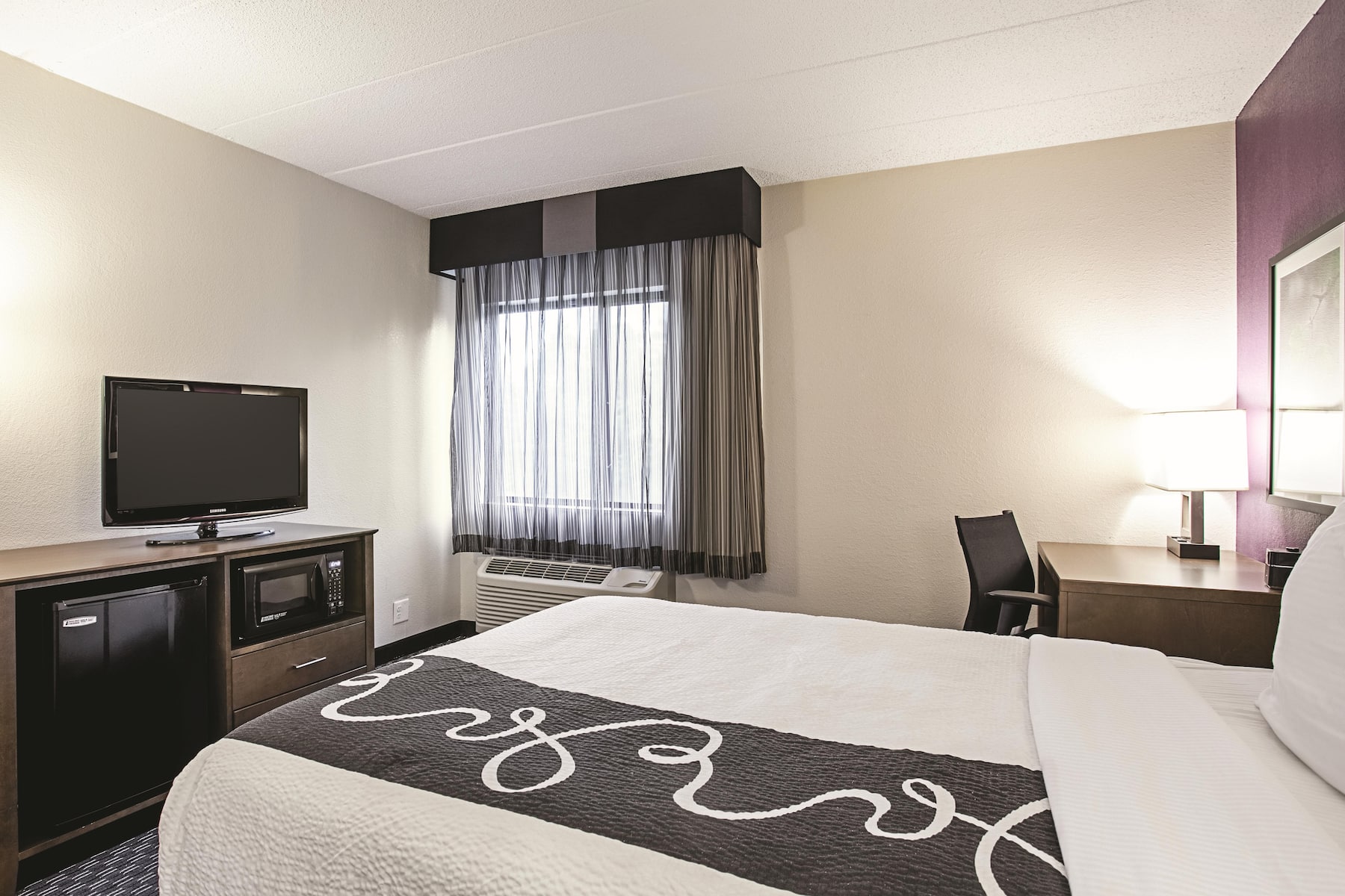 Guest room at the La Quinta Inn & Suites by Wyndham Baltimore N / White Marsh in Baltimore, Maryland