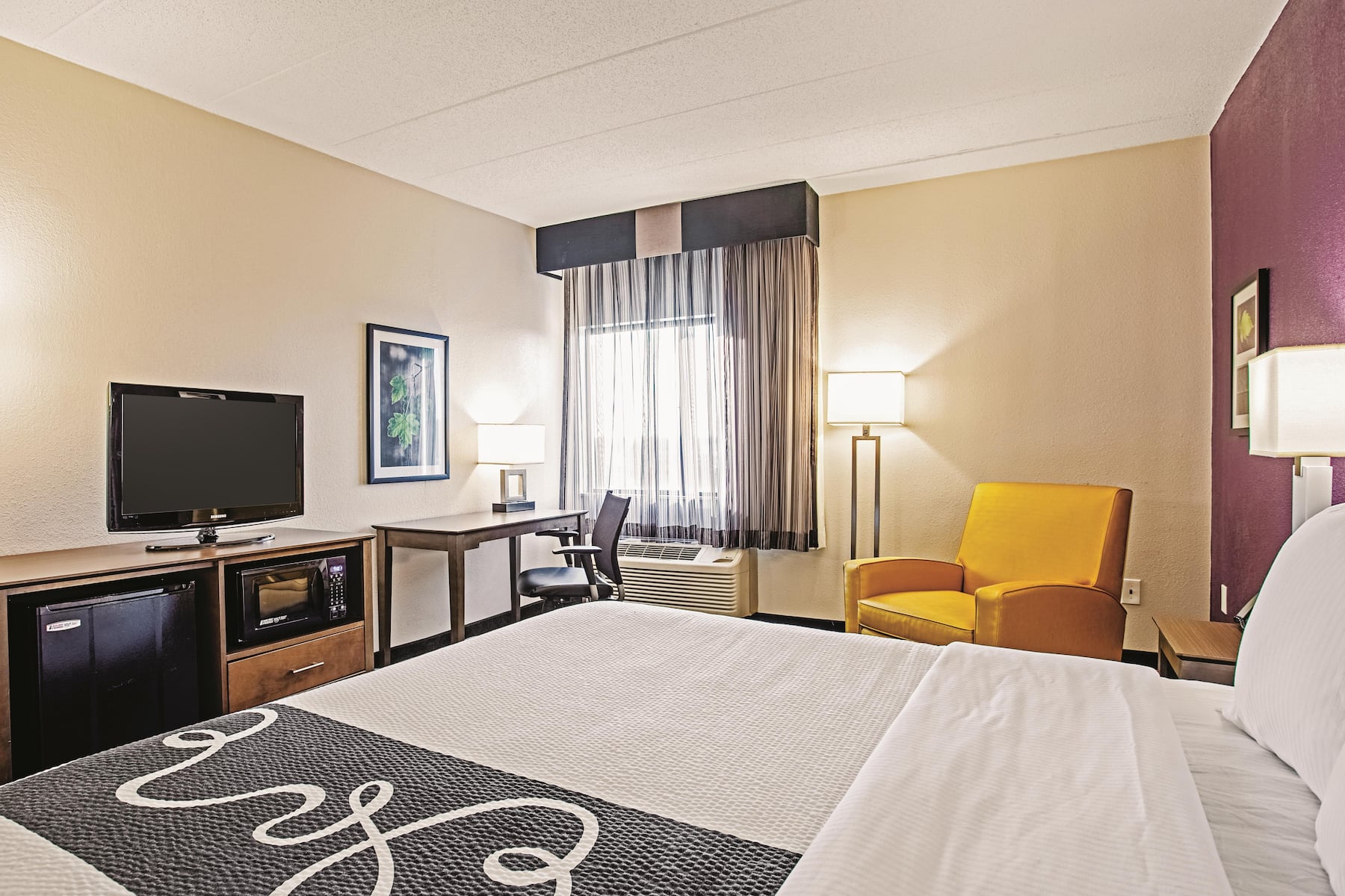 Guest room at the La Quinta Inn & Suites by Wyndham Baltimore N / White Marsh in Baltimore, Maryland