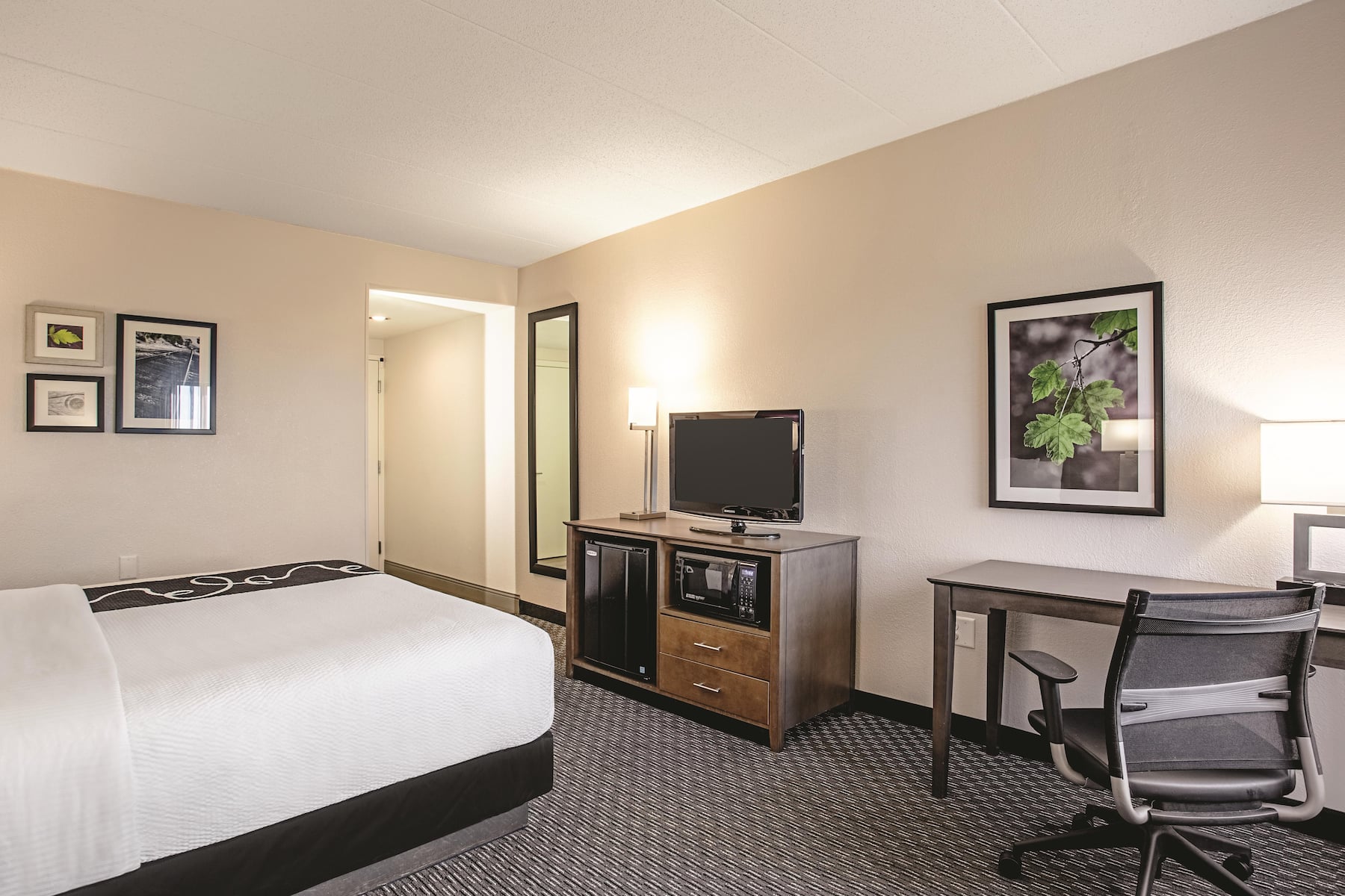 Guest room at the La Quinta Inn & Suites by Wyndham Baltimore N / White Marsh in Baltimore, Maryland