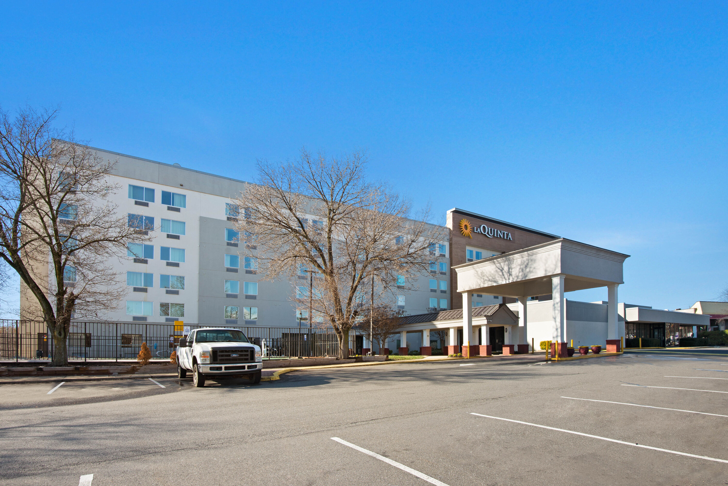 Exterior Day Image of La Quinta Inn & Suites by Wyndham DC Metro Capital Beltway hotel in Capitol Heights, Maryland