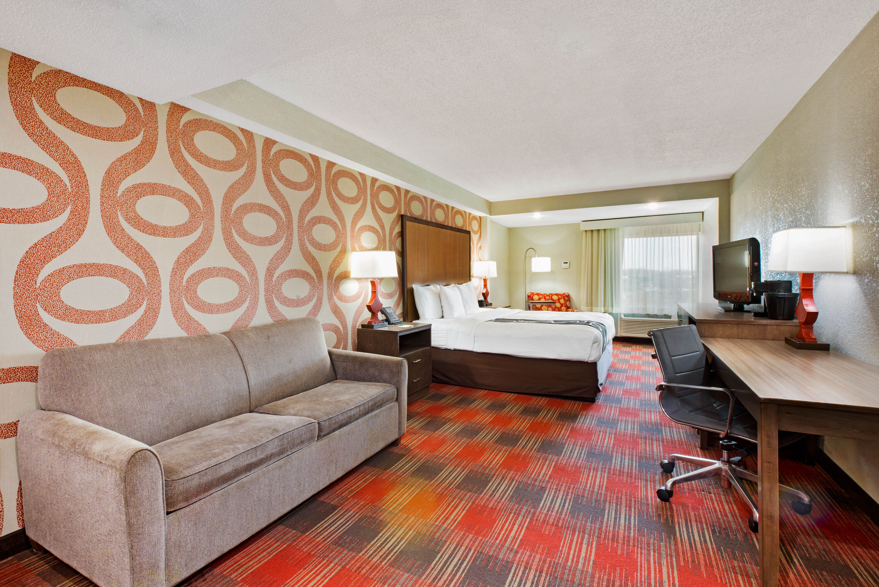 La Quinta Inn & Suites by Wyndham DC Metro Capital Beltway suite in Capitol Heights, Maryland