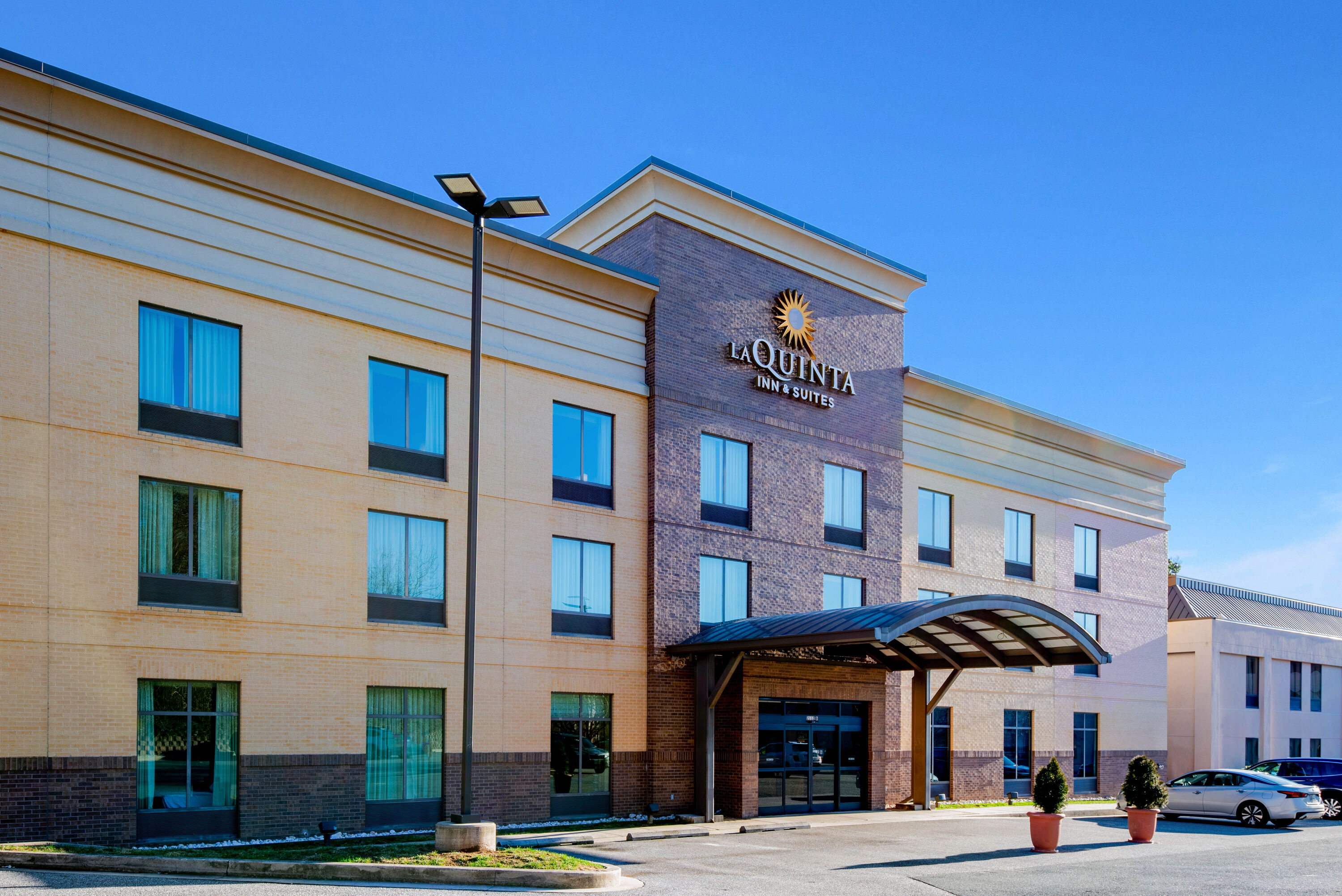 Exterior Day Image of La Quinta Inn & Suites by Wyndham Bel Air/I-95 Exit 77A hotel in Edgewood, Maryland