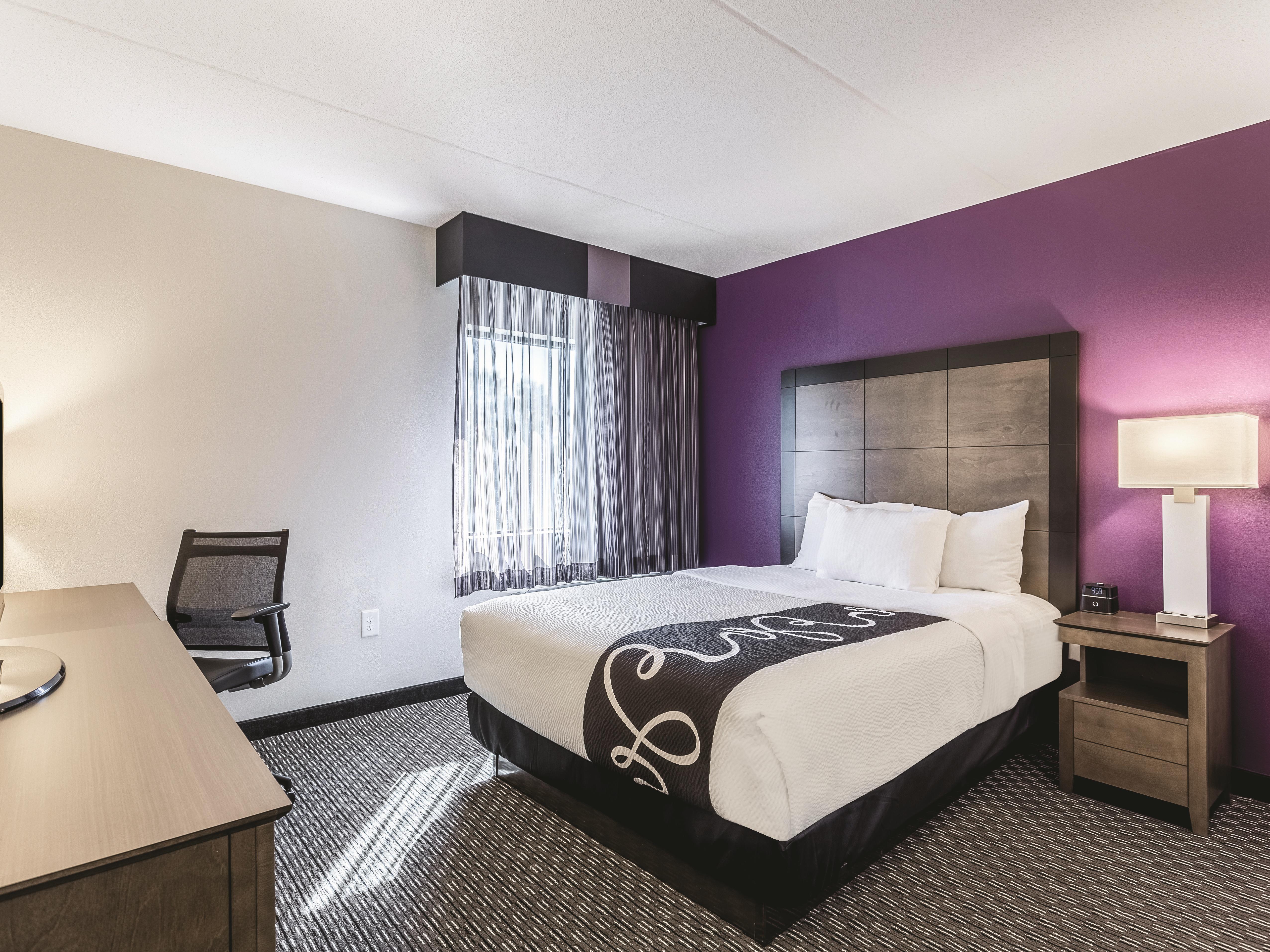 Guest room at the La Quinta Inn & Suites by Wyndham Columbia / Fort Meade in Jessup, Maryland