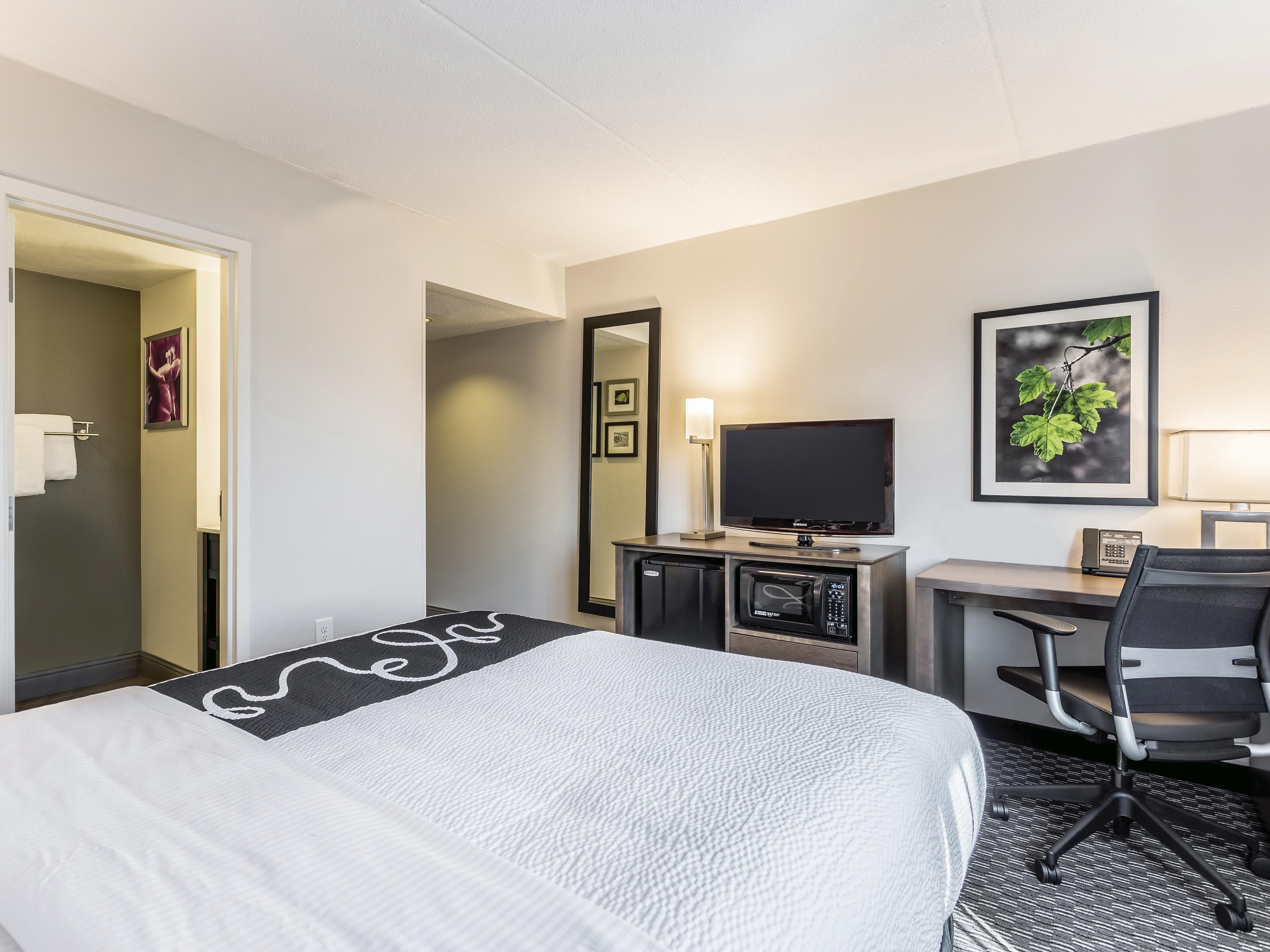 Guest room at the La Quinta Inn & Suites by Wyndham Columbia / Fort Meade in Jessup, Maryland