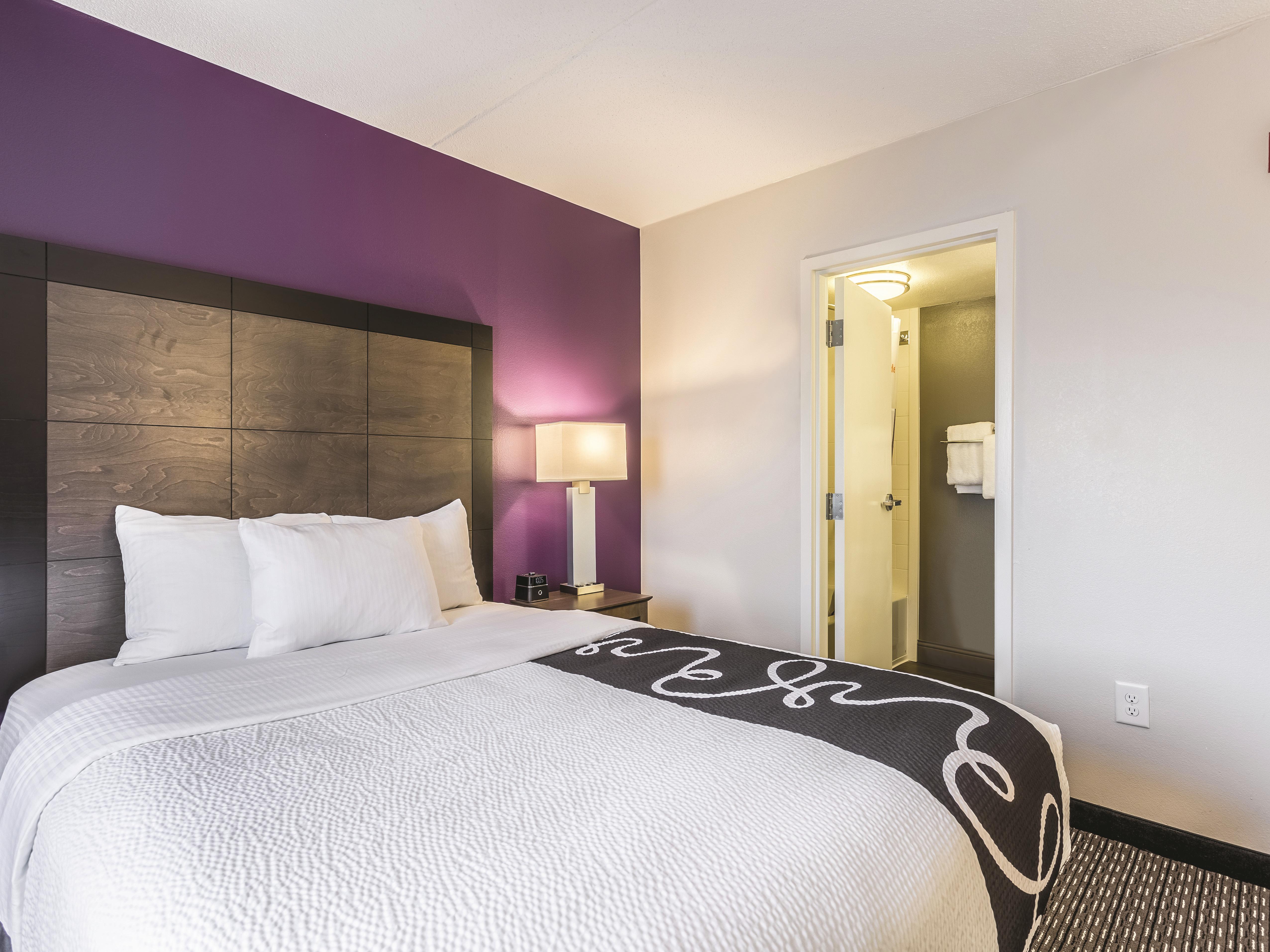 Guest room at the La Quinta Inn & Suites by Wyndham Columbia / Fort Meade in Jessup, Maryland