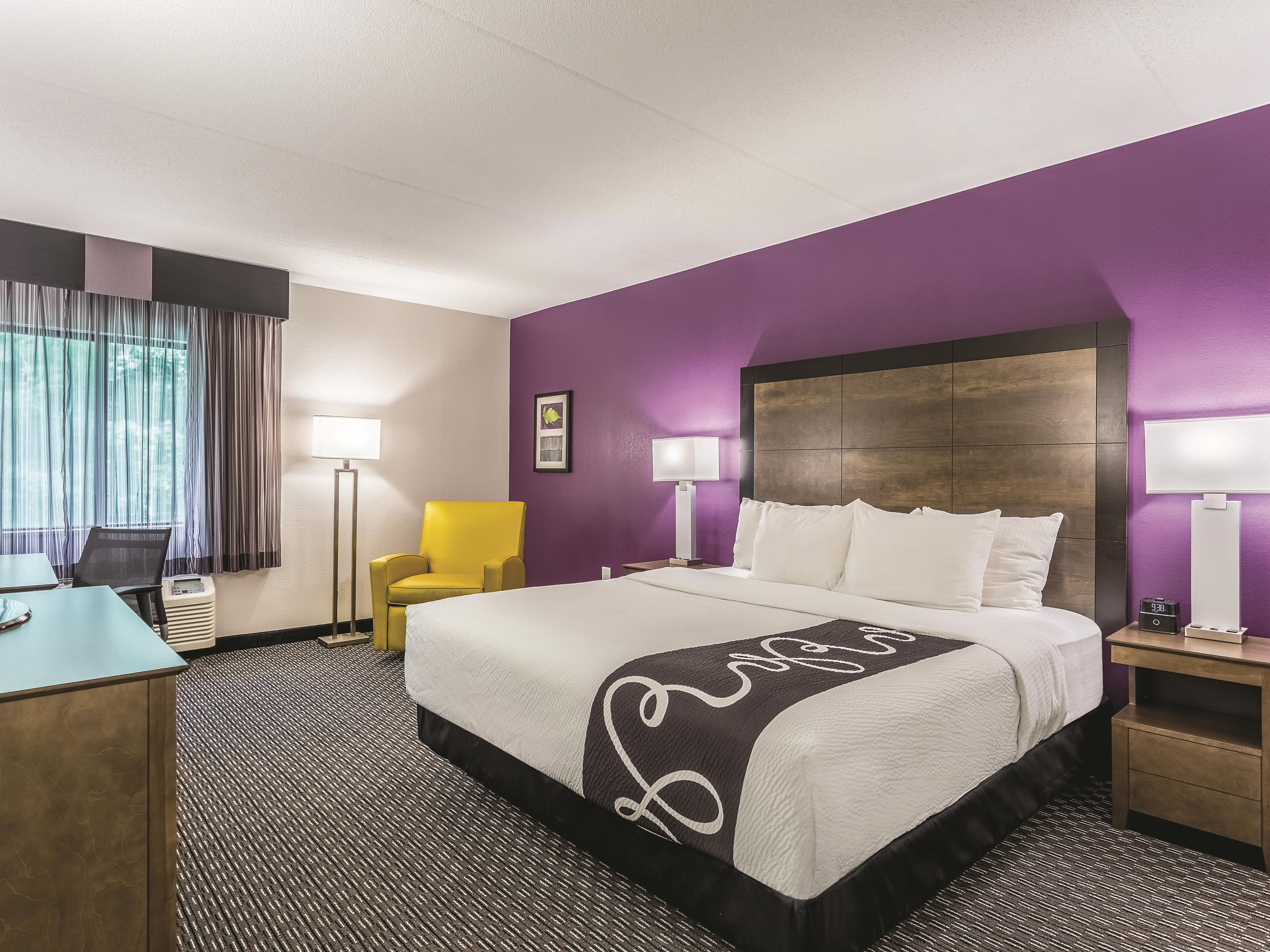 Guest room at the La Quinta Inn & Suites by Wyndham Columbia / Fort Meade in Jessup, Maryland