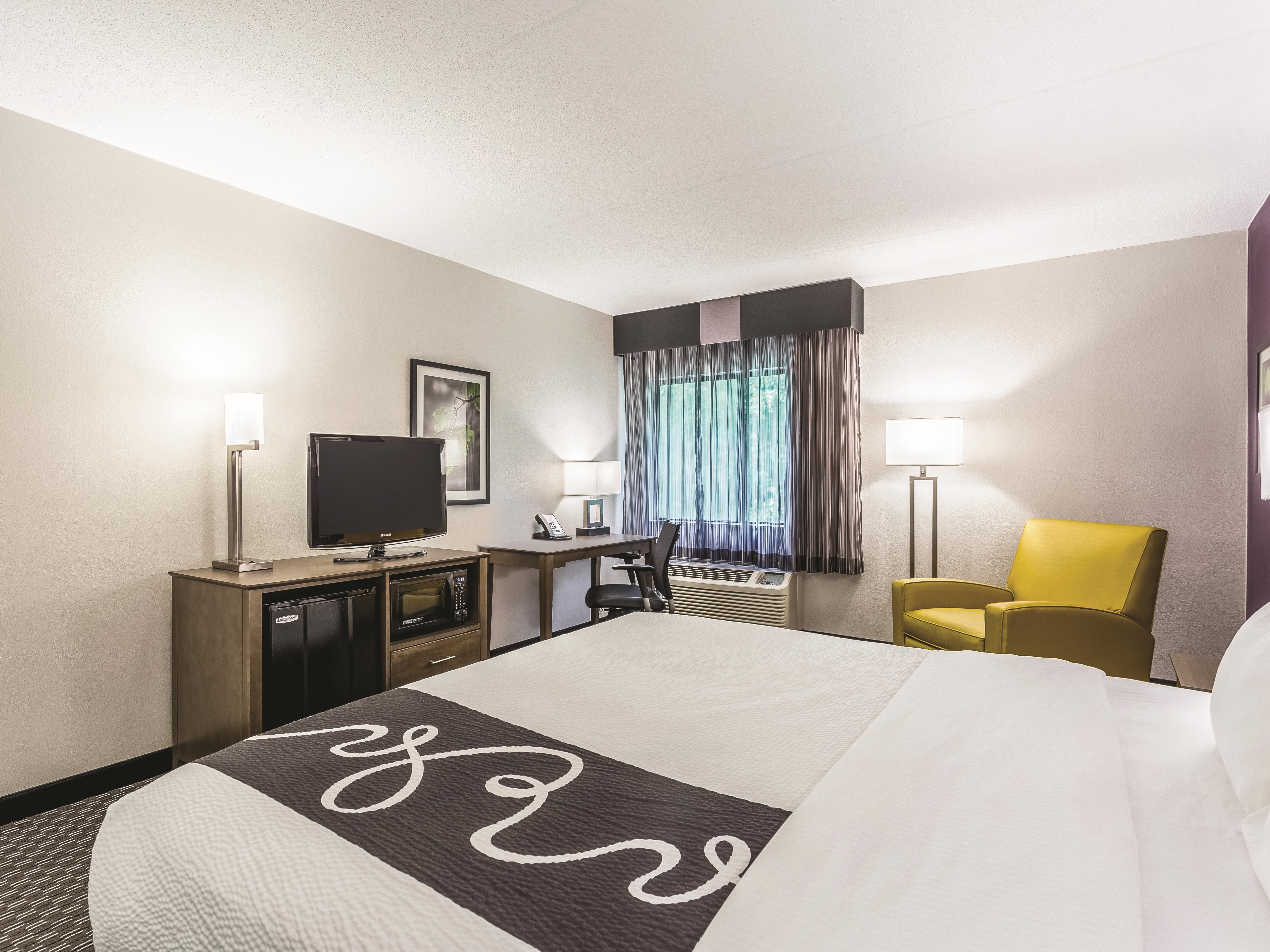 Guest room at the La Quinta Inn & Suites by Wyndham Columbia / Fort Meade in Jessup, Maryland