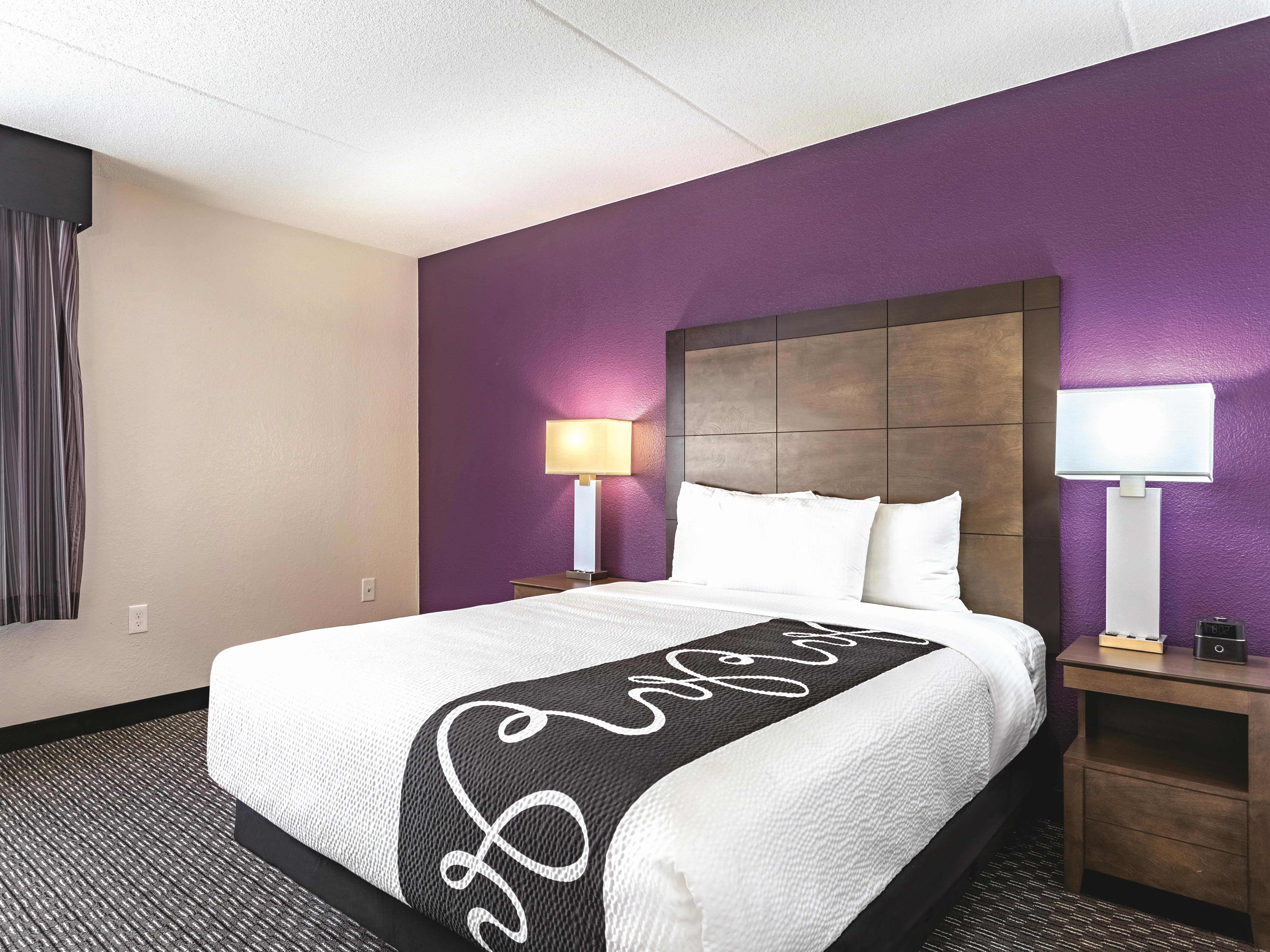 Guest room at the La Quinta Inn & Suites by Wyndham Columbia / Fort Meade in Jessup, Maryland
