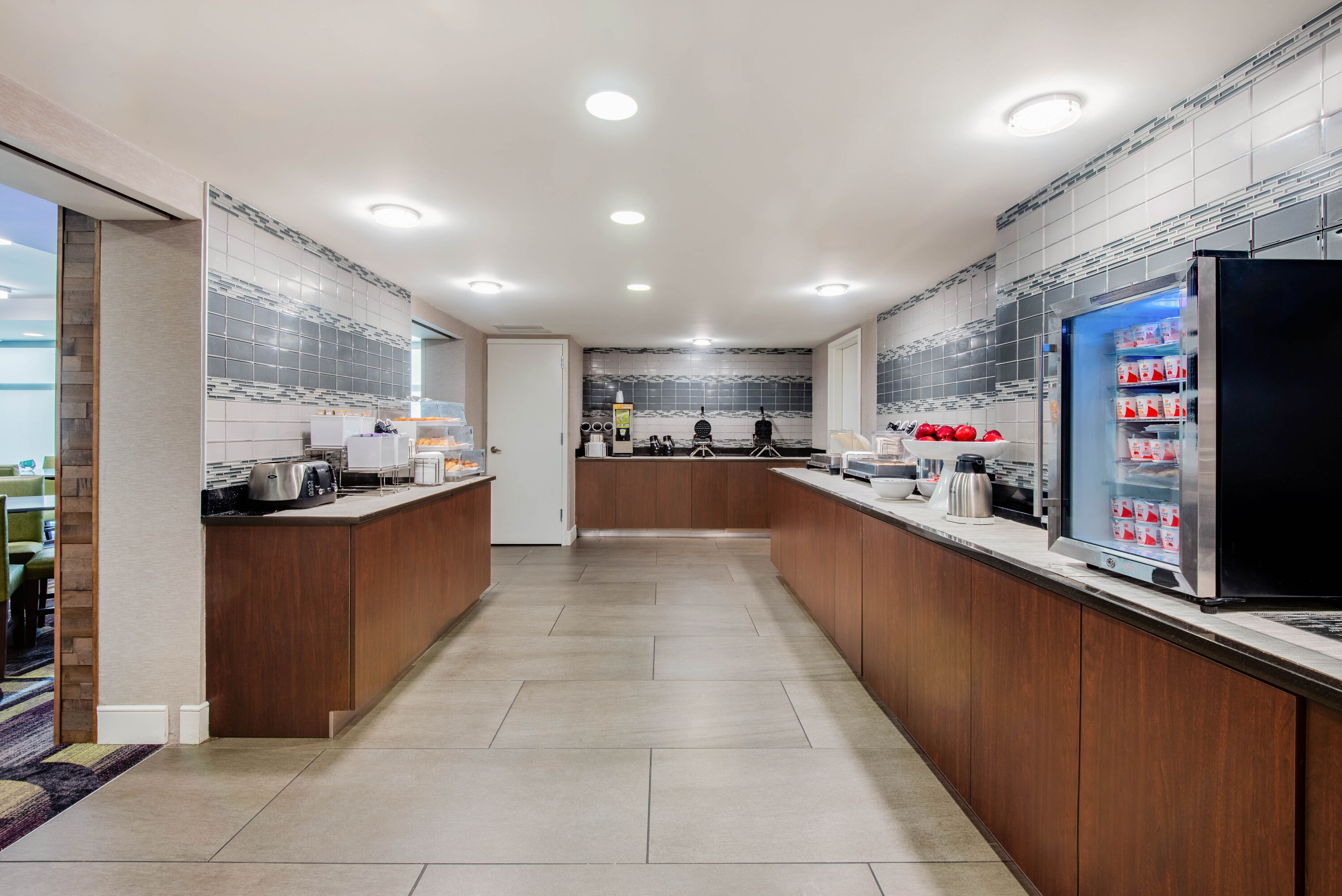 Free breakfast at La Quinta Inn & Suites by Wyndham Baltimore BWI Airport in Linthicum, Maryland