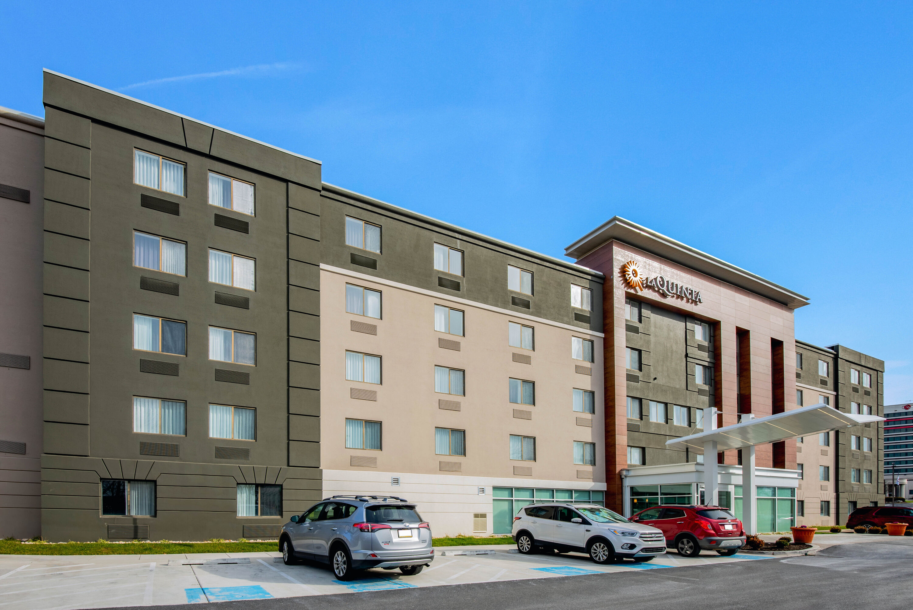 Exterior Day Image of La Quinta Inn & Suites by Wyndham Baltimore BWI Airport hotel in Linthicum, Maryland