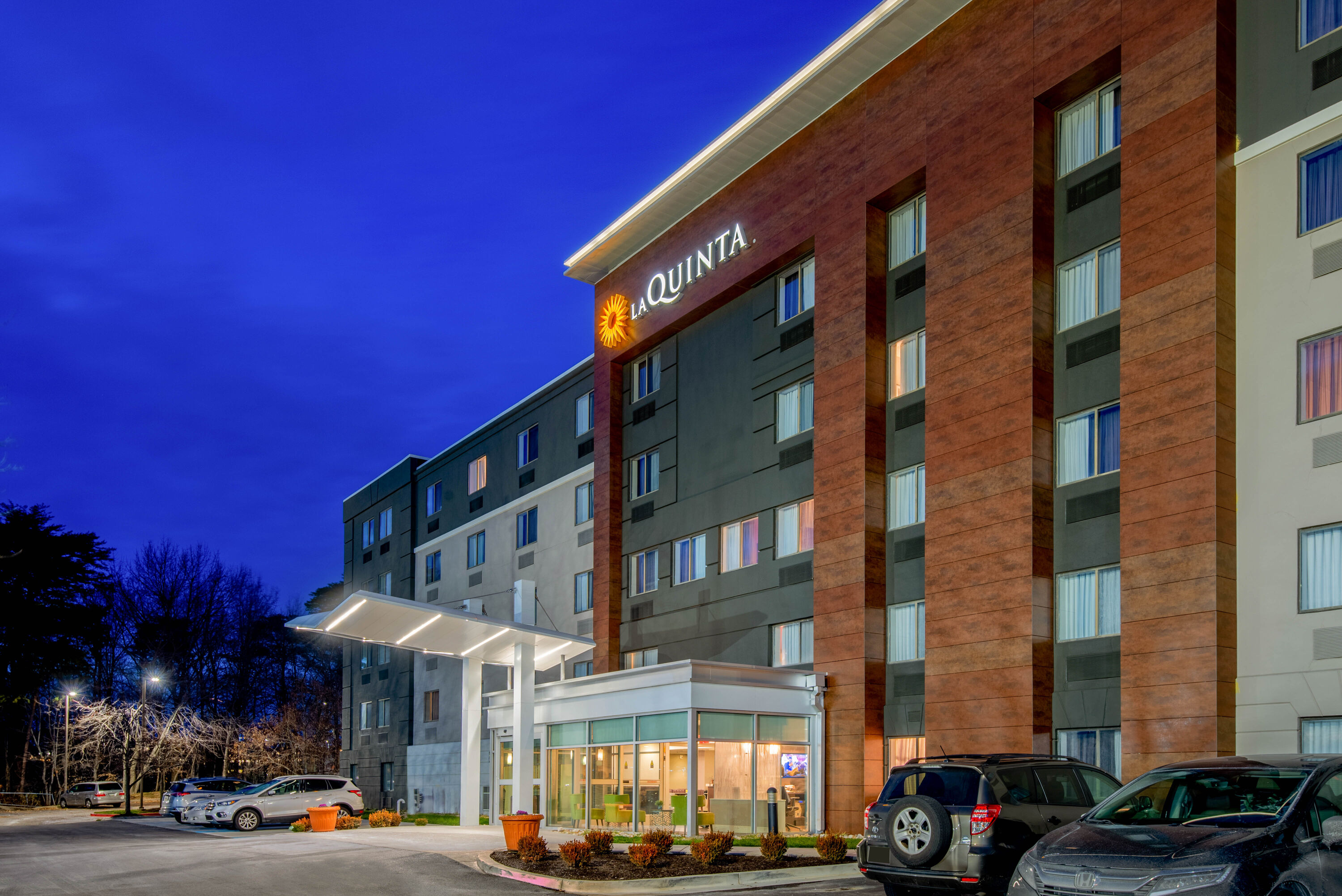 Exterior Night Image of La Quinta Inn & Suites by Wyndham Baltimore BWI Airport hotel in Linthicum, Maryland