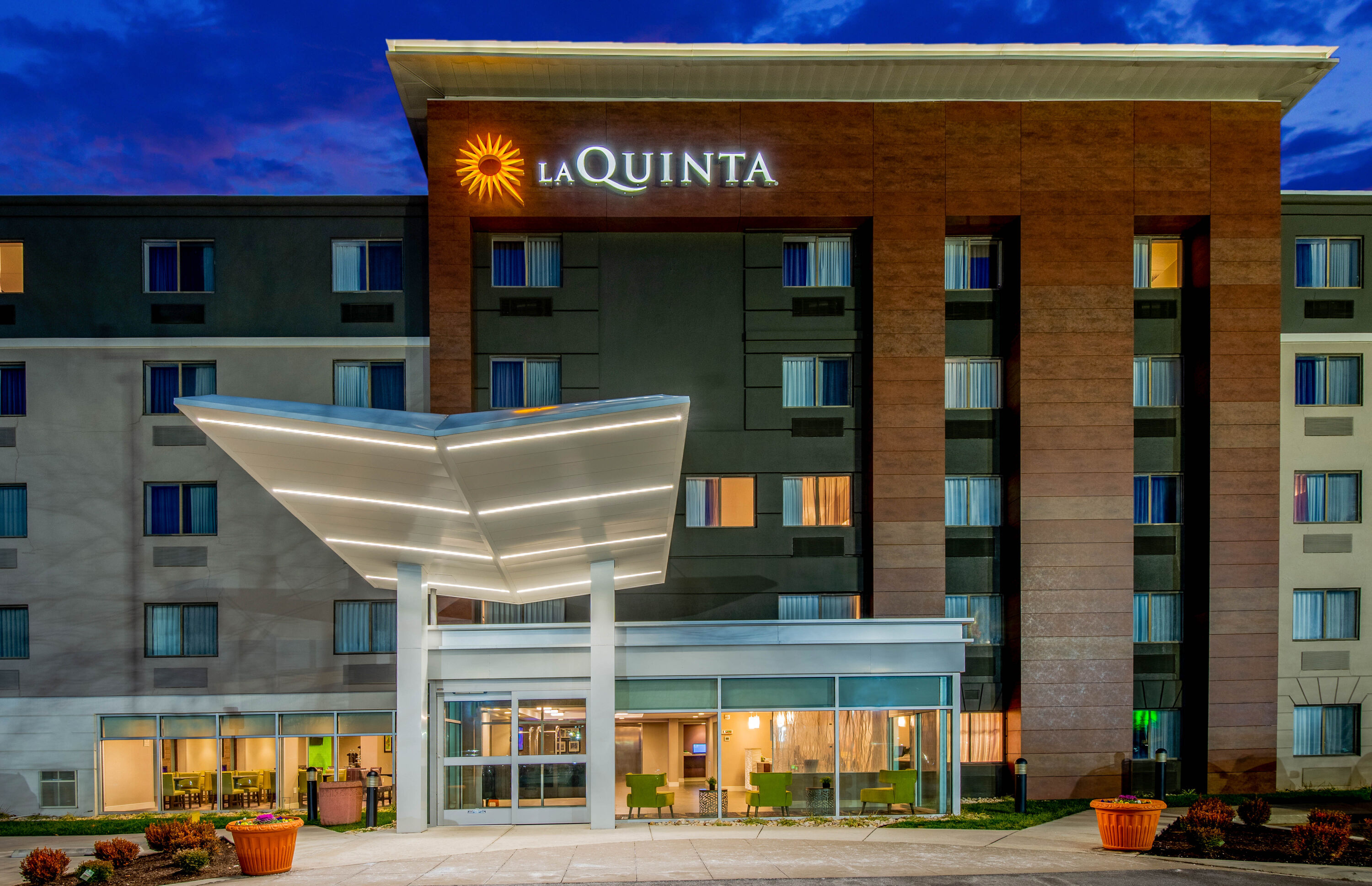 Exterior Night Image of La Quinta Inn & Suites by Wyndham Baltimore BWI Airport hotel in Linthicum, Maryland