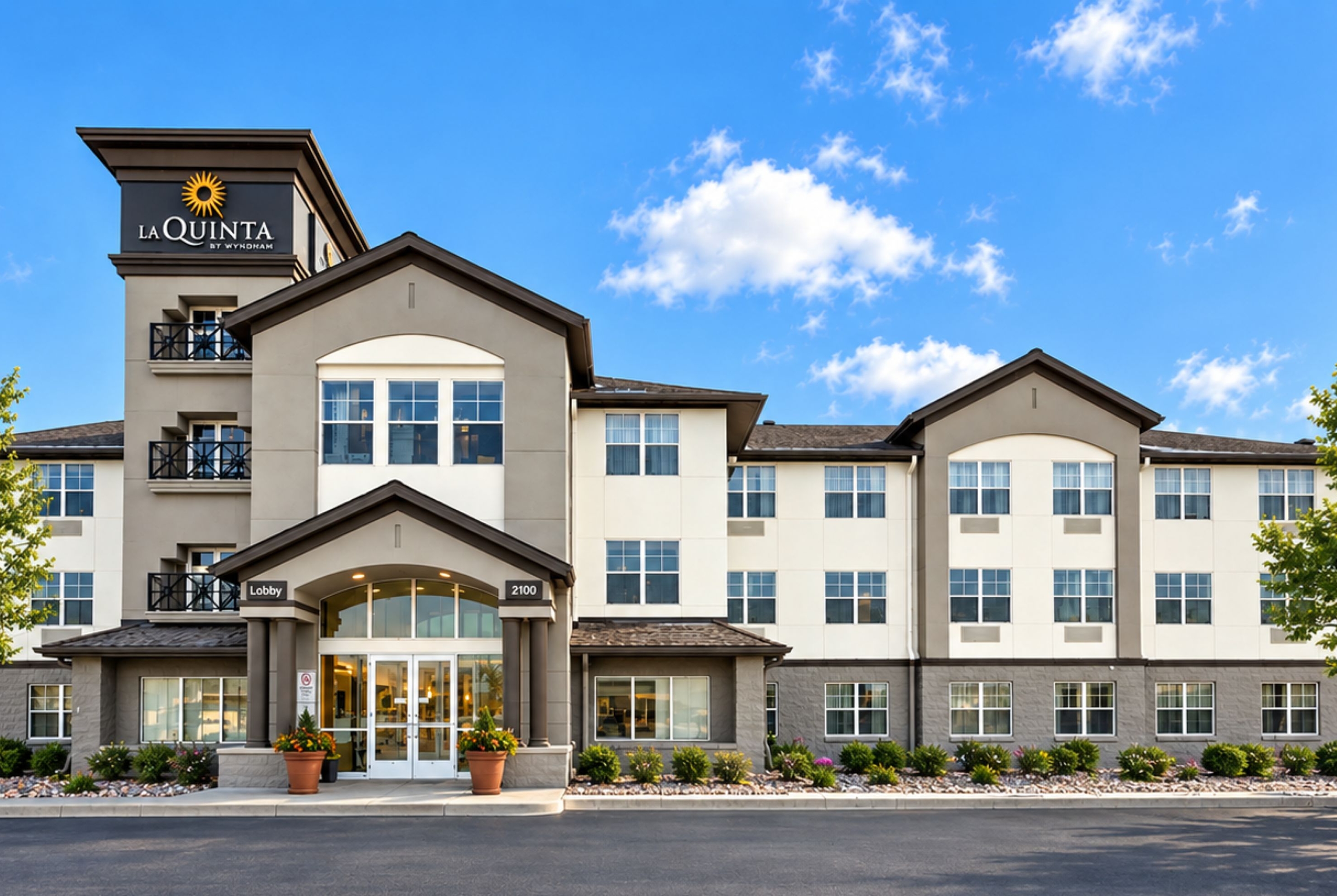 Exterior of La Quinta Inn & Suites by Wyndham Auburn Hills / Detroit hotel in Auburn hills, Michigan