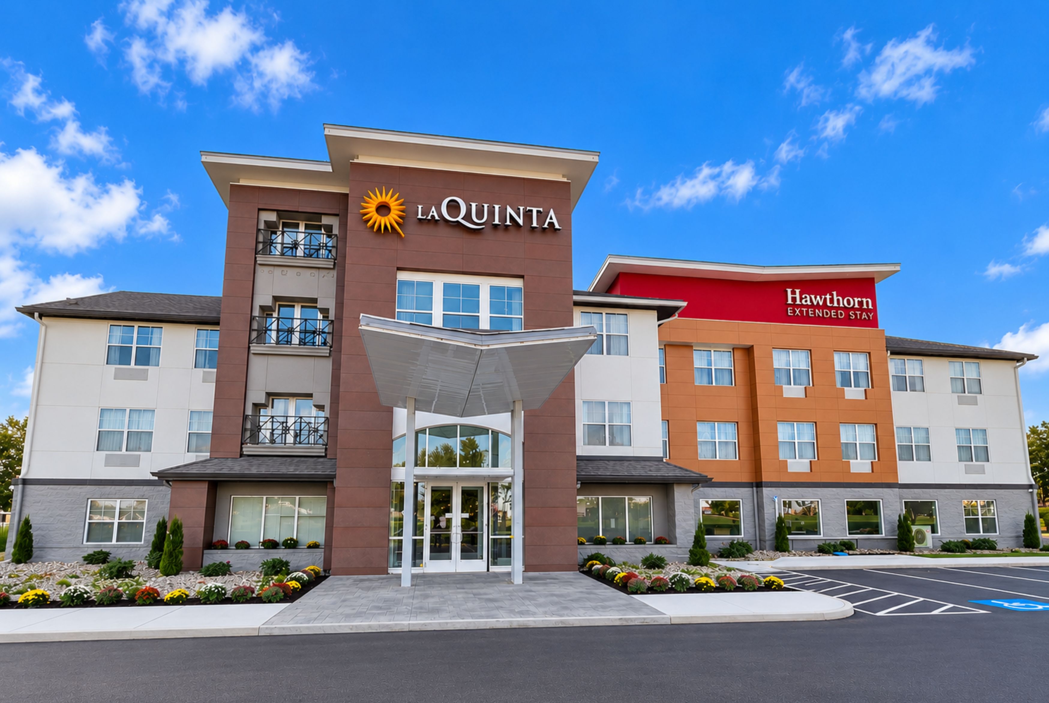 Exterior of La Quinta Inn & Suites by Wyndham Auburn Hills / Detroit hotel in Auburn hills, Michigan