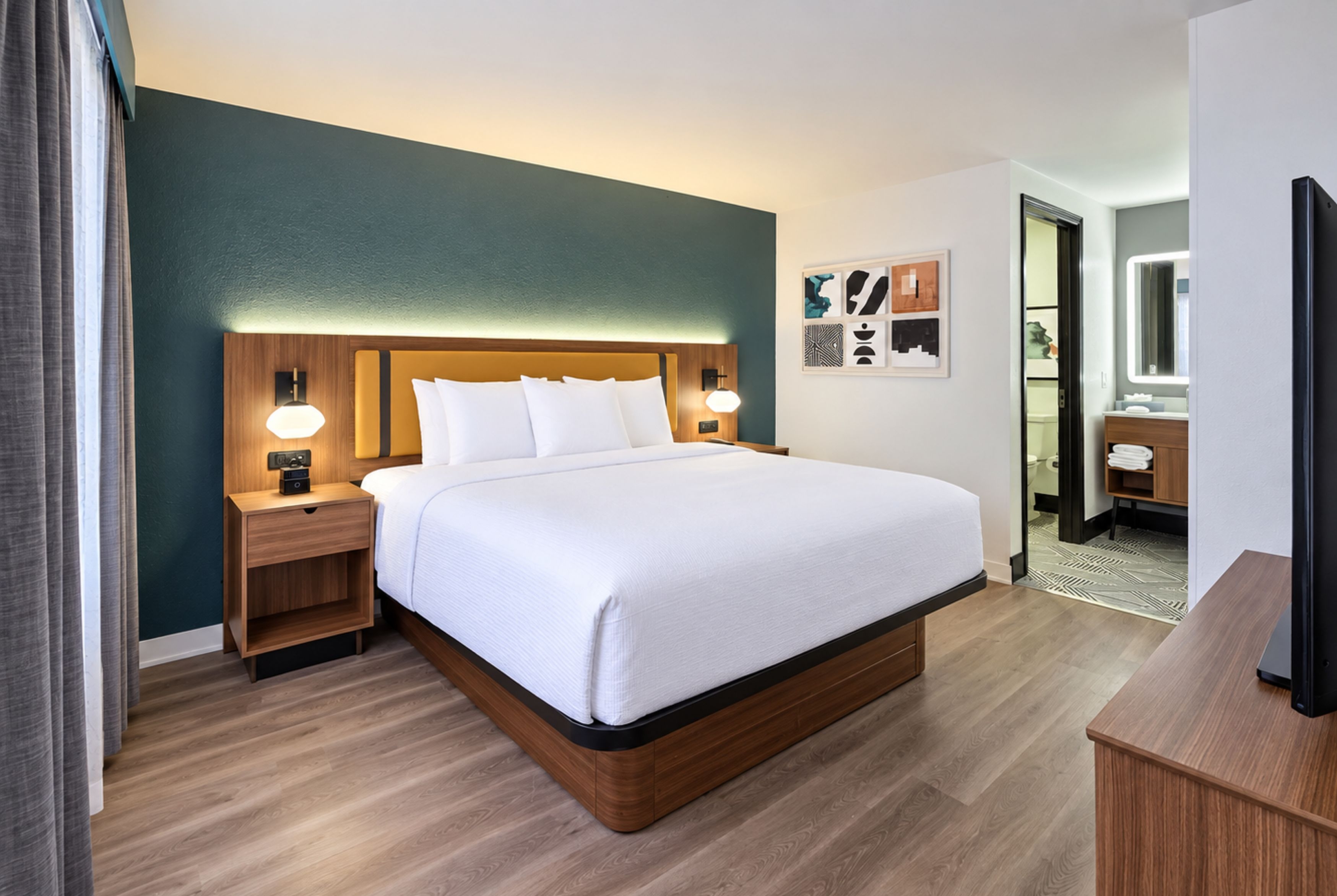 Guest room at the La Quinta Inn & Suites by Wyndham Auburn Hills / Detroit in Auburn hills, Michigan