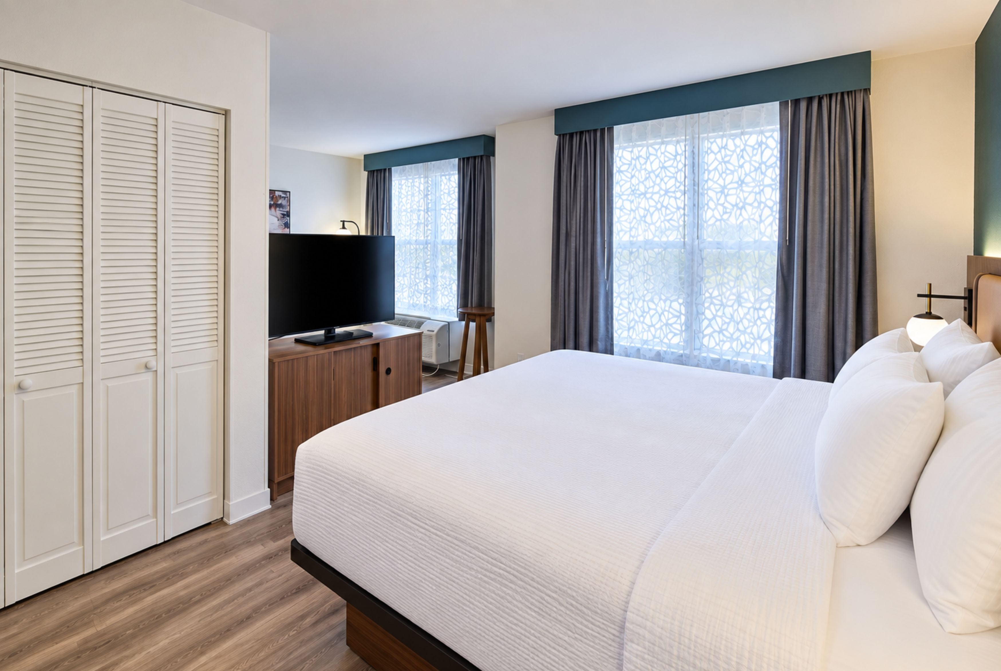 Guest room at the La Quinta Inn & Suites by Wyndham Auburn Hills / Detroit in Auburn hills, Michigan