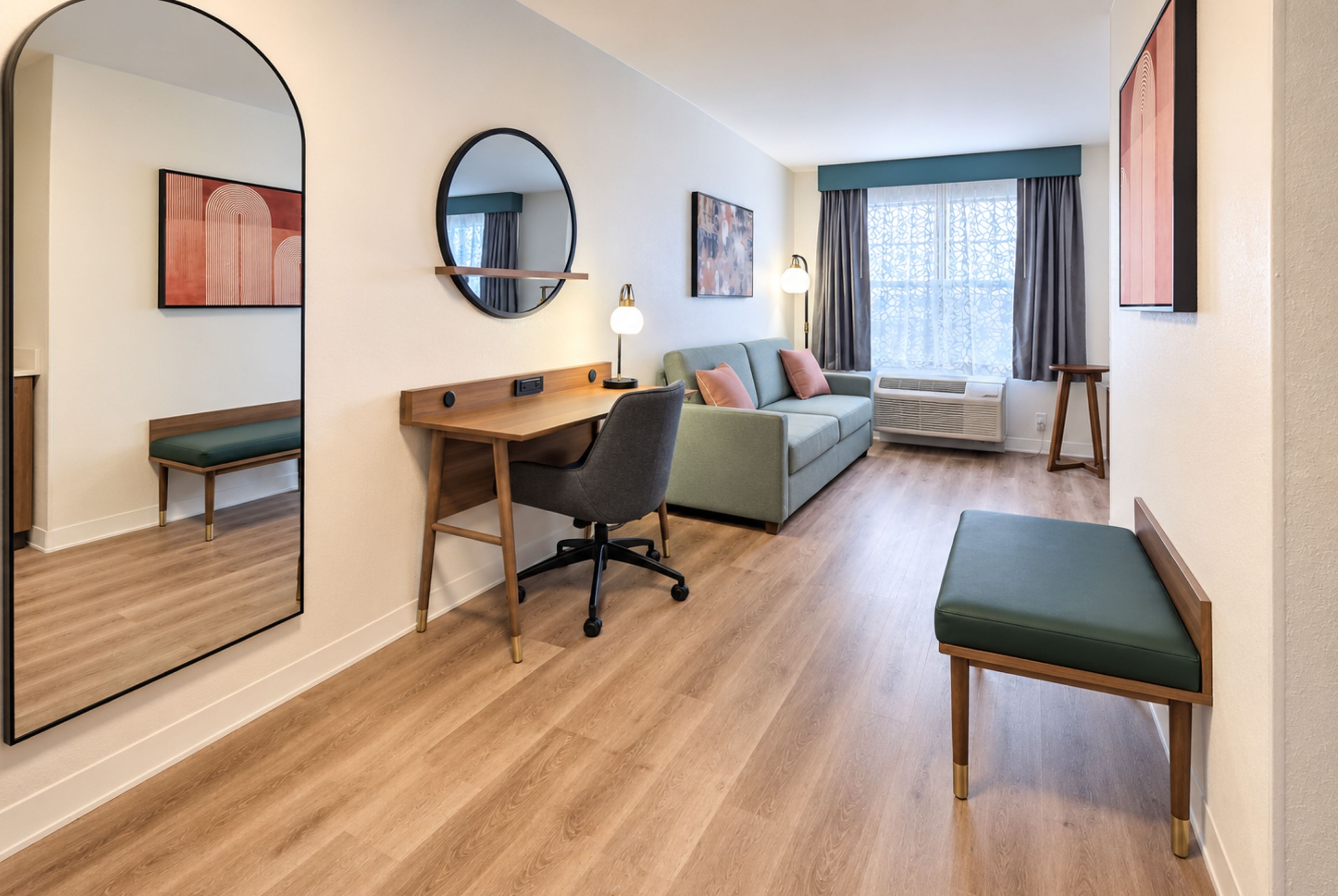 Guest room at the La Quinta Inn & Suites by Wyndham Auburn Hills / Detroit in Auburn hills, Michigan