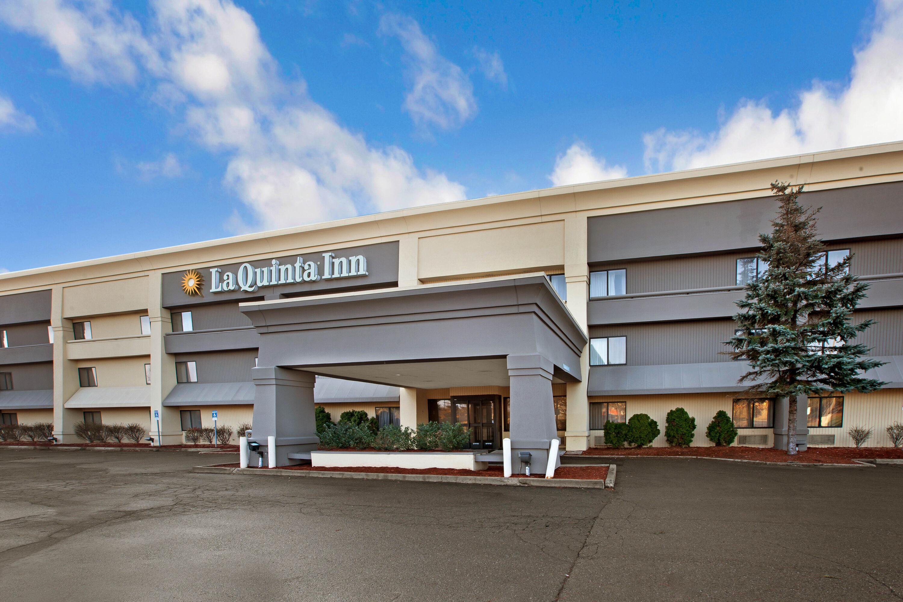 La Quinta Inn By Wyndham Detroit Canton Canton Township Mi Hotels