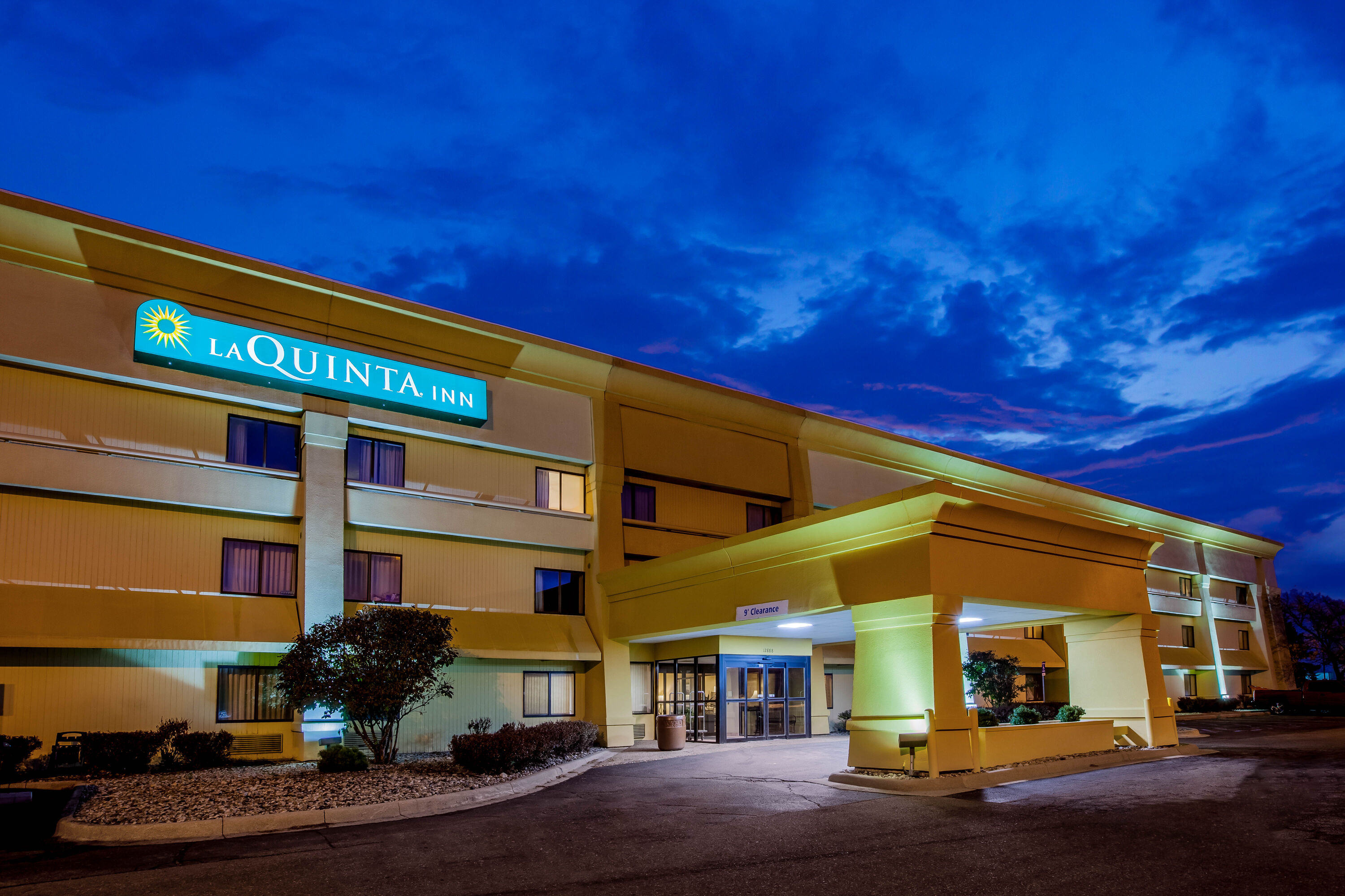 Exterior Dusk Image of La Quinta Inn by Wyndham Detroit Southgate hotel in Southgate, Michigan